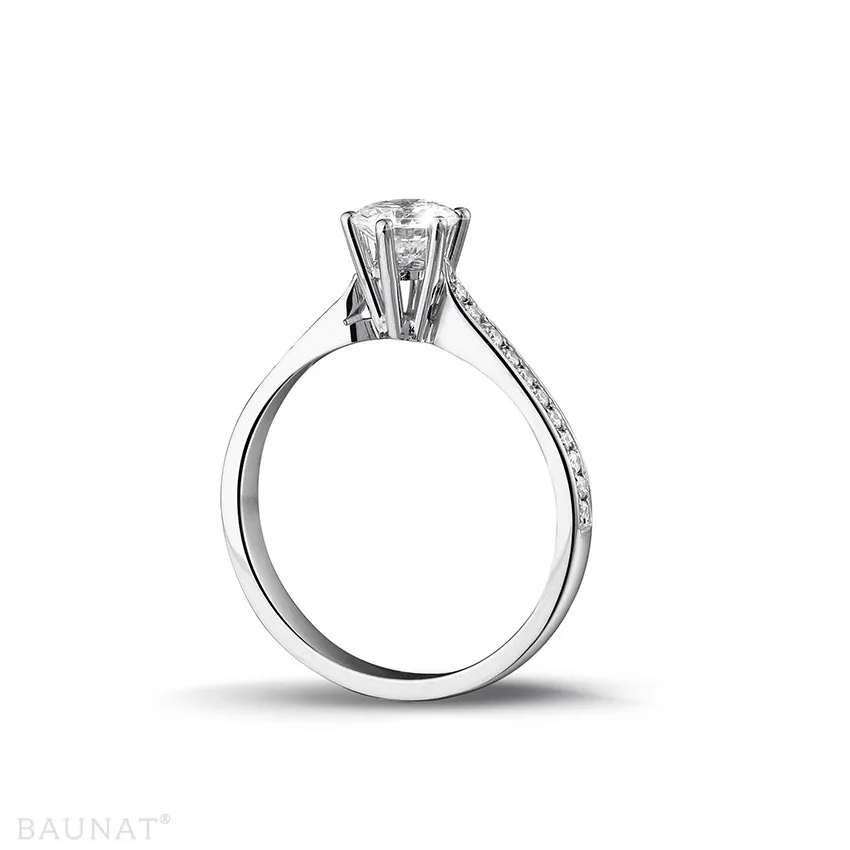 0.70 quilates anillo de platino de diamantes con diamantes en los lados 