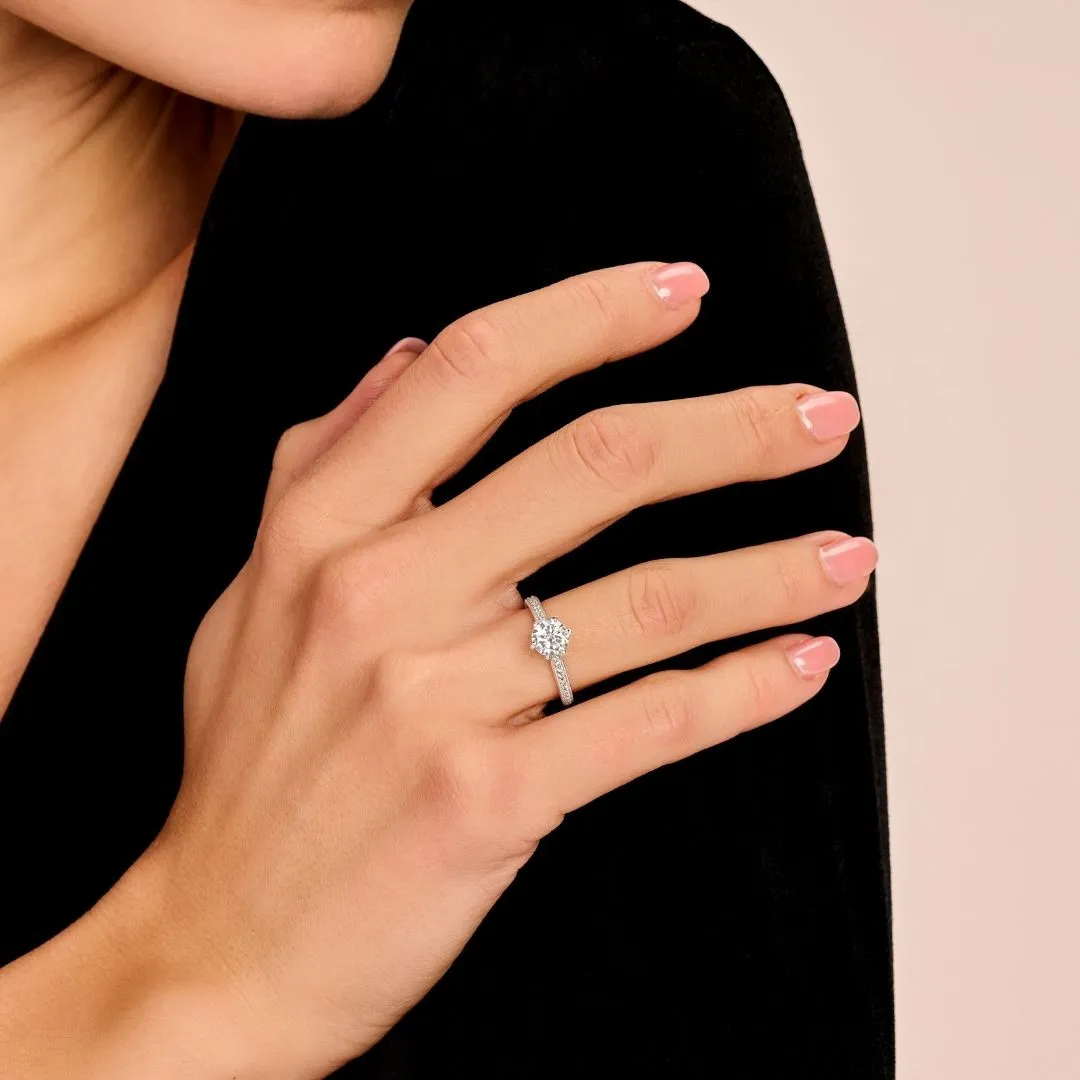 0.70 quilates anillo de platino de diamantes con diamantes en los lados 
