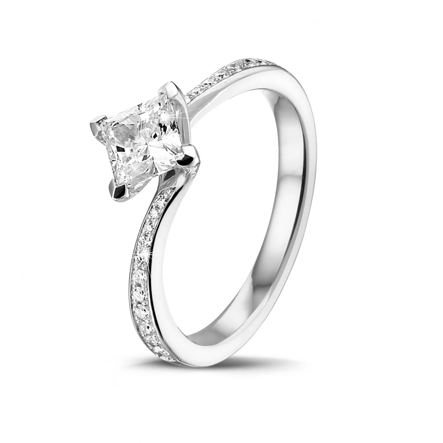 0.70 quilates anillo solitario en platino con diamante talla princesa y diamantes laterales 