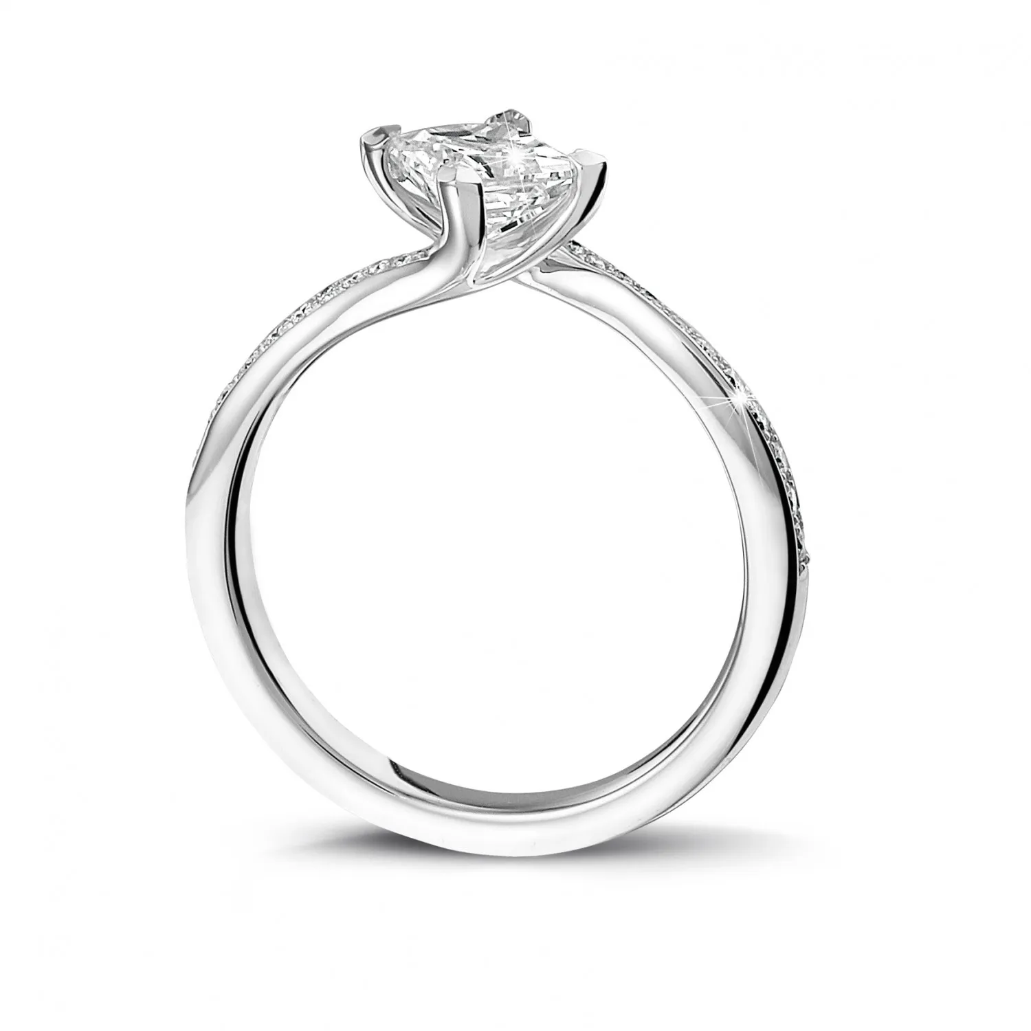 0.70 quilates anillo solitario en platino con diamante talla princesa y diamantes laterales 