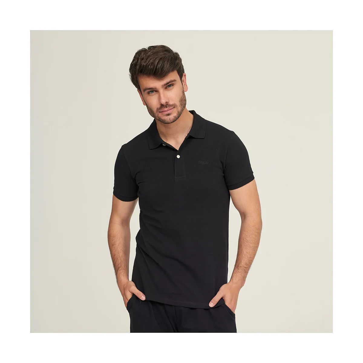 7589b POLO PIQUÉ CON PUÑO. CORTE AJUSTADO