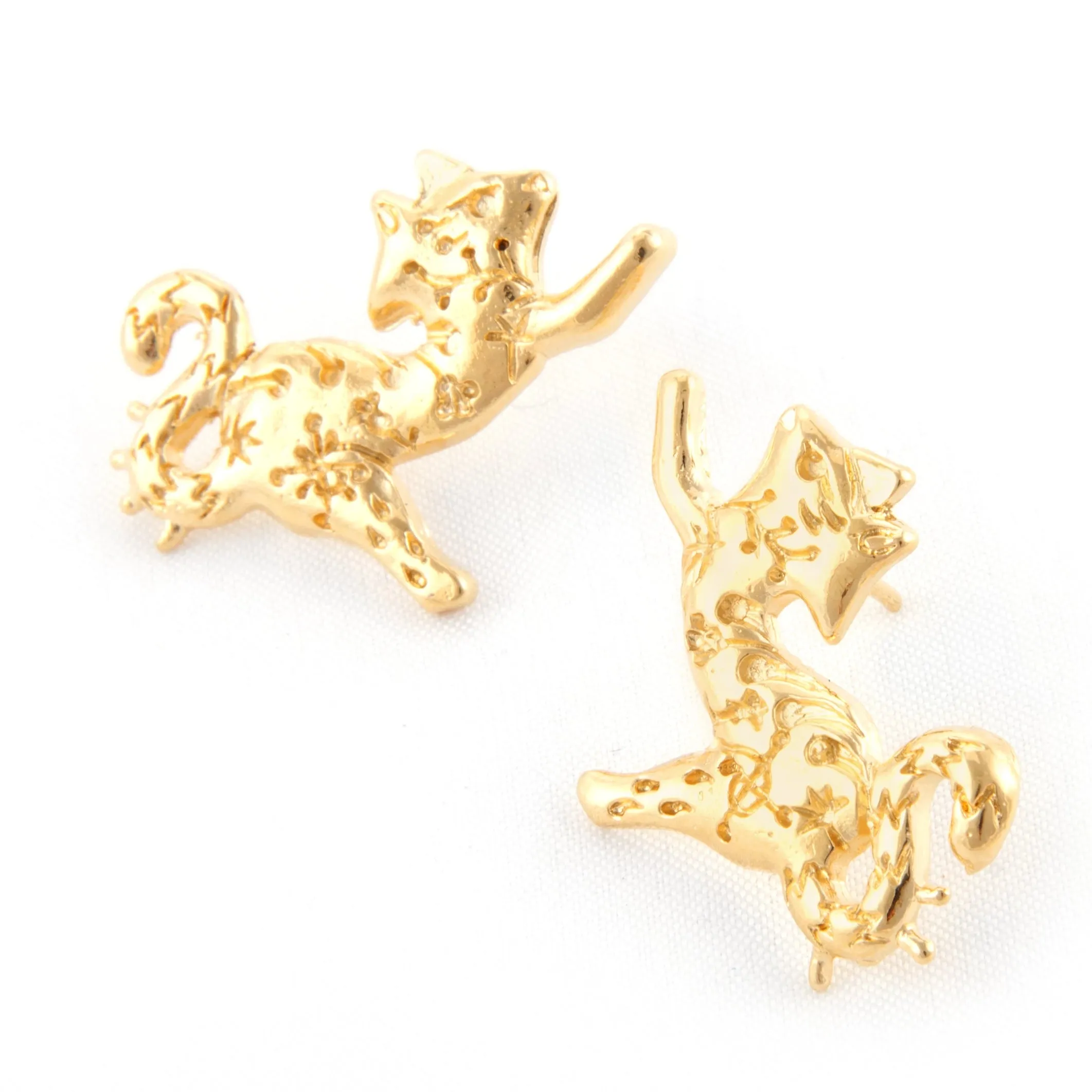 Aretes Gato Sentado en Chapa de Oro