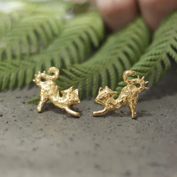Aretes Gato Sentado en Chapa de Oro