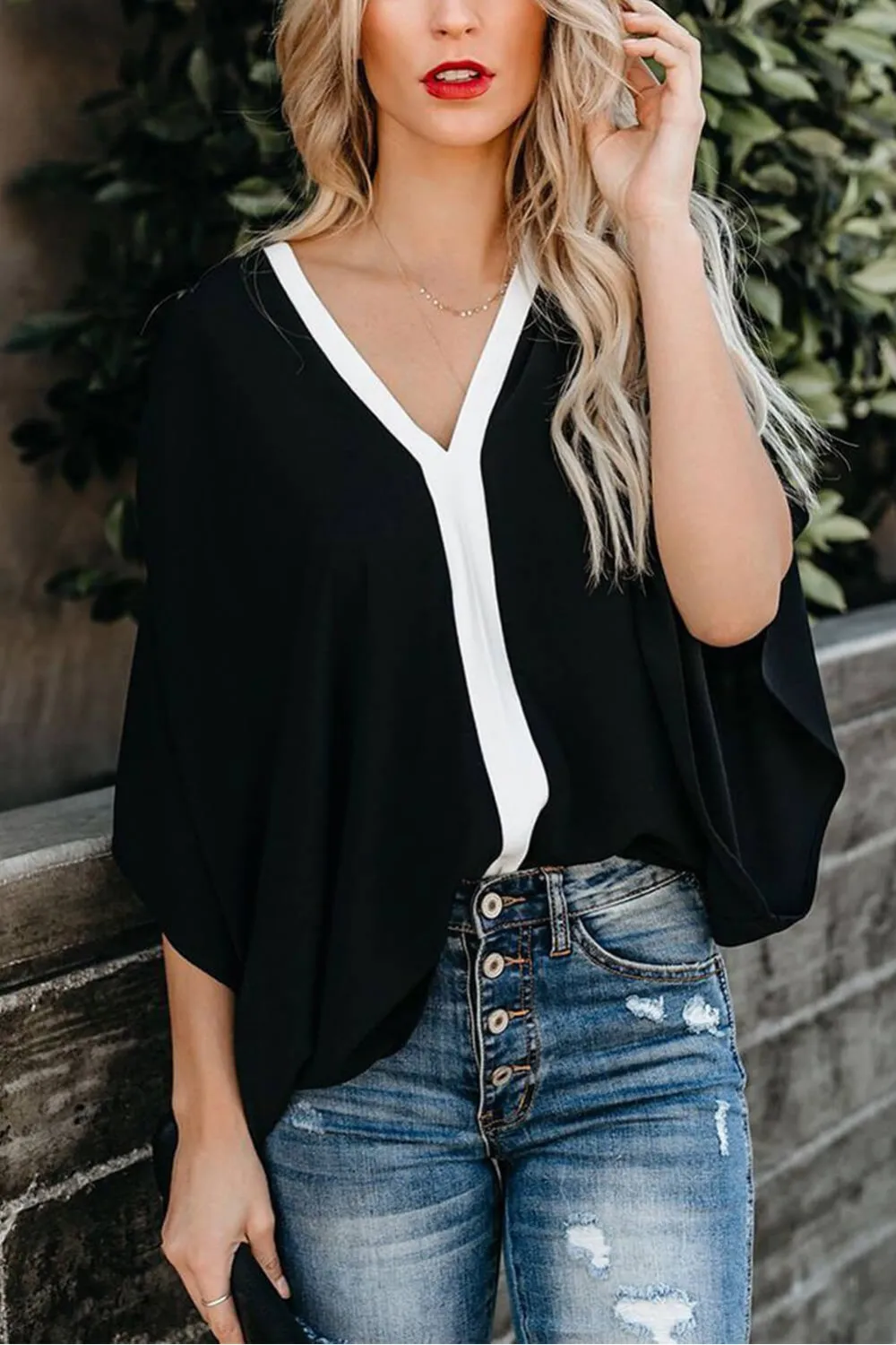 Blusa negra con escote pico blanco