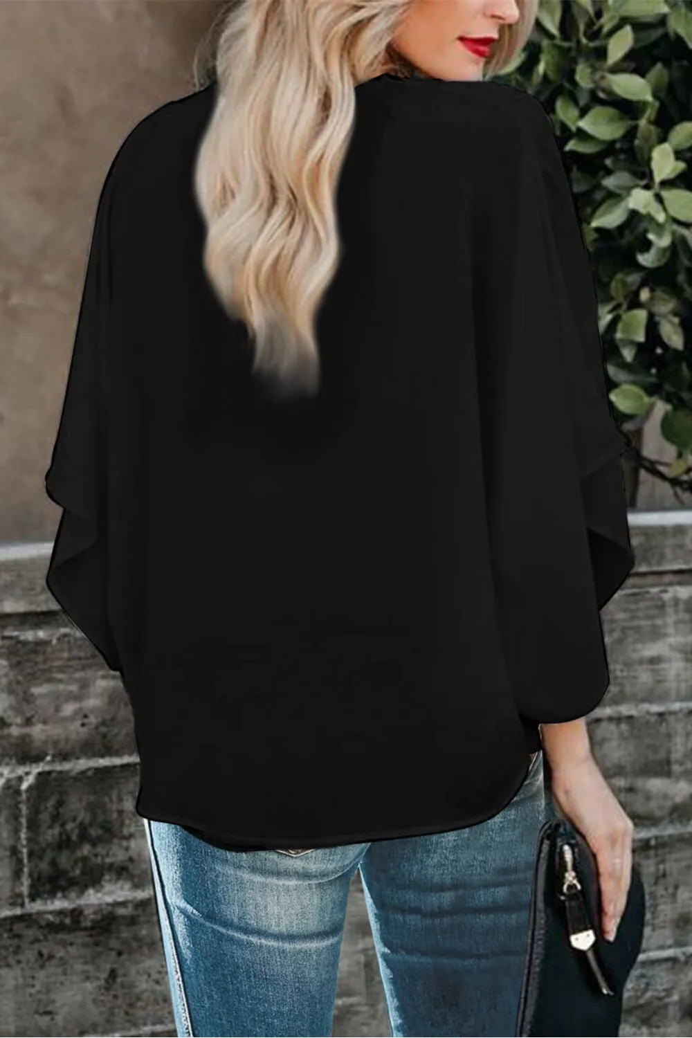 Blusa negra con escote pico blanco