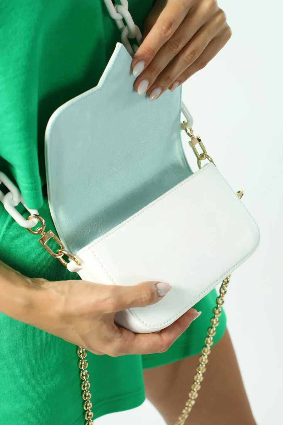 Bolso bandolera blanco con logo ojo monocromático