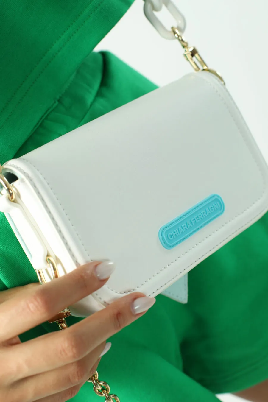 Bolso bandolera blanco con logo ojo monocromático