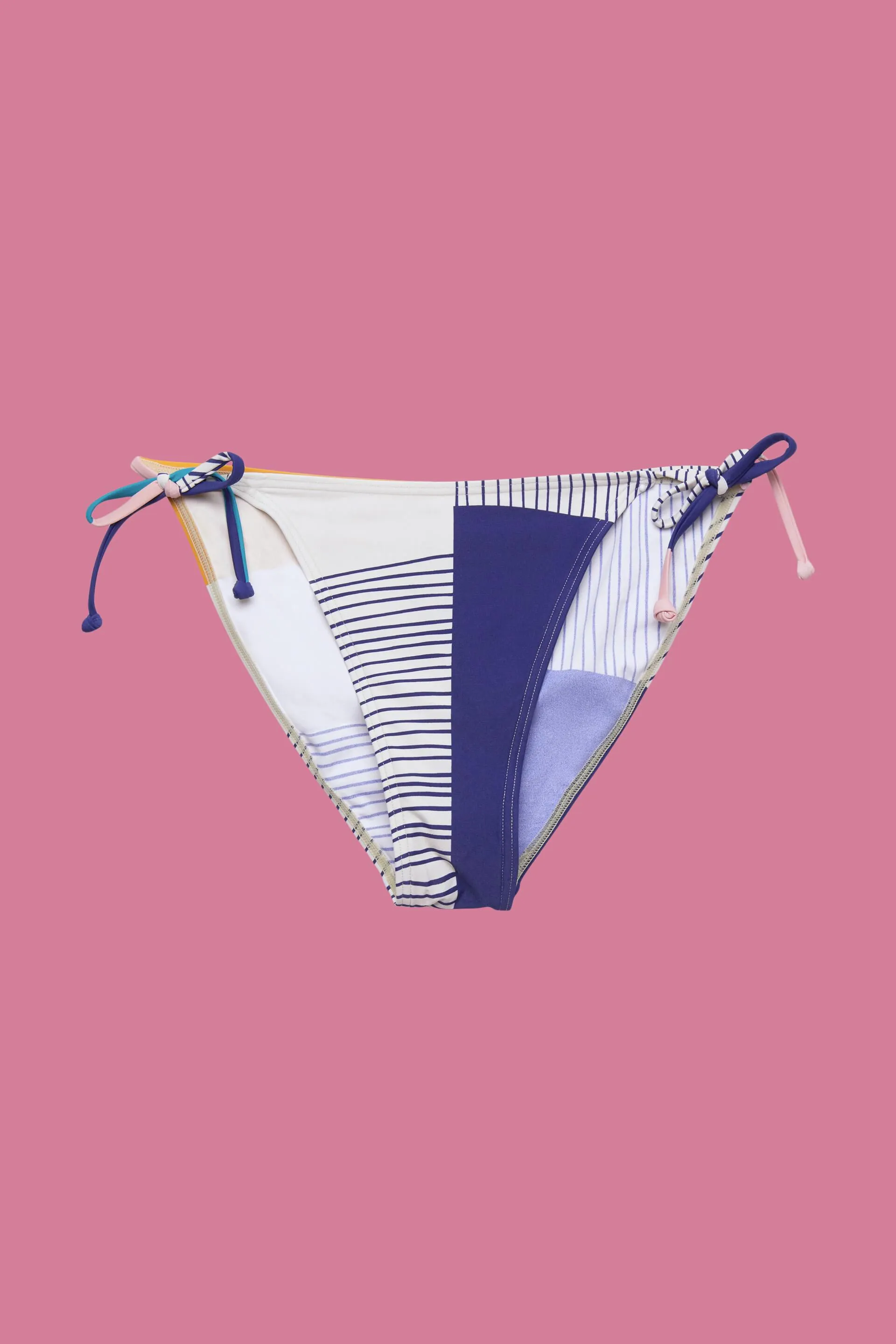 Braguita de bikini con lazada a un lado y con una mezcla de diseños