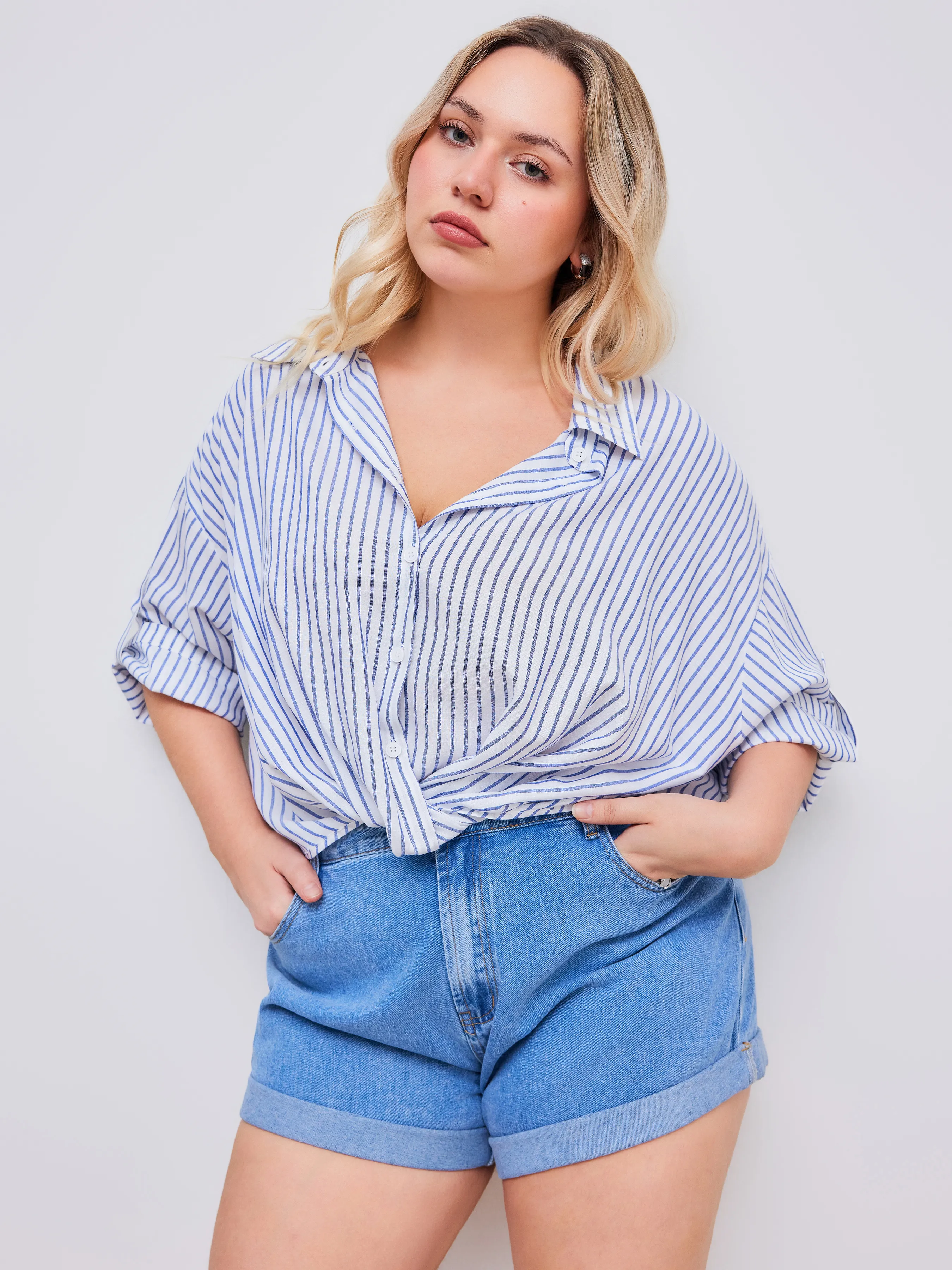 Camisa a rayas con cuello y manga media enrollable Curvy