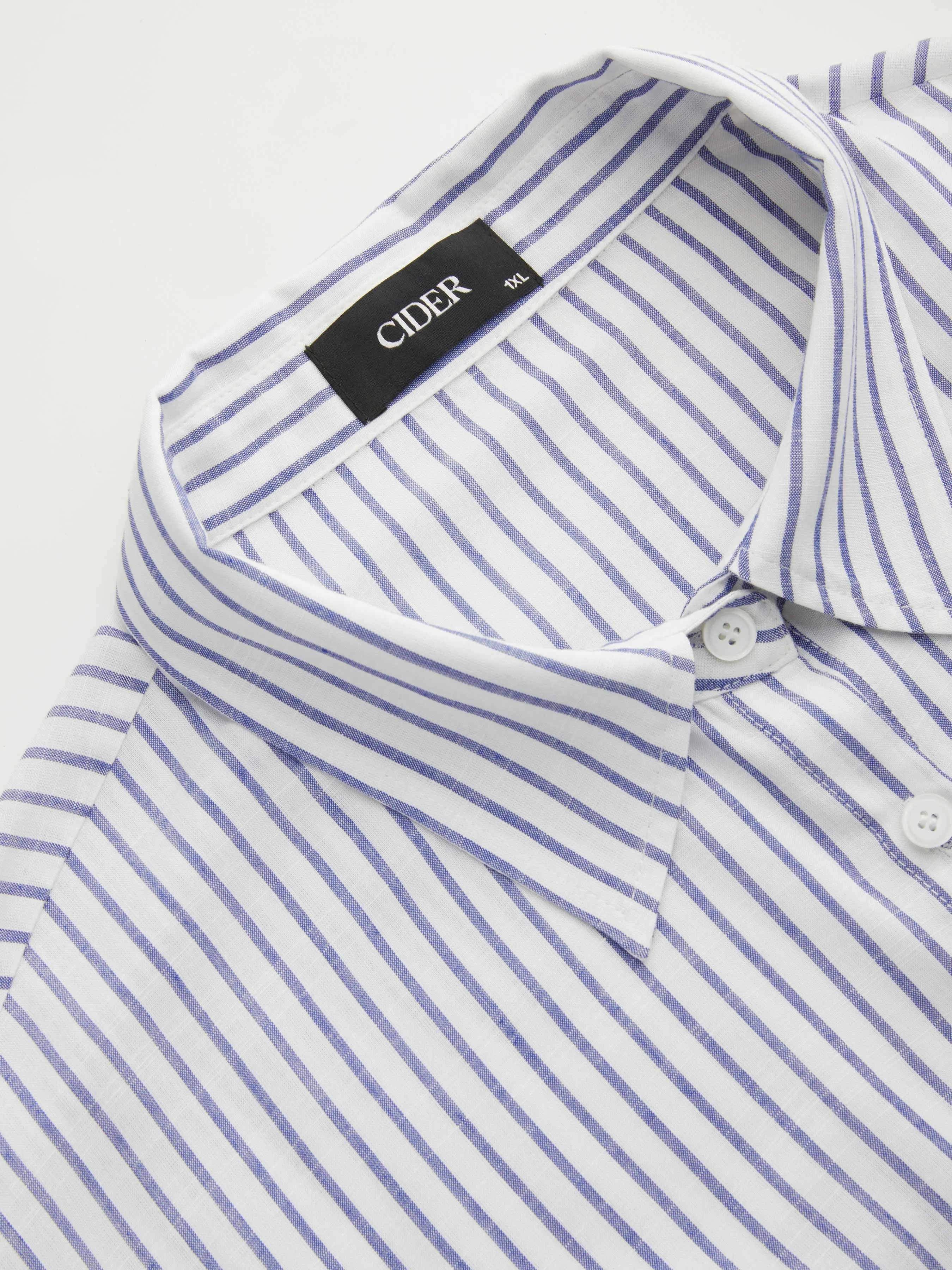 Camisa a rayas con cuello y manga media enrollable Curvy