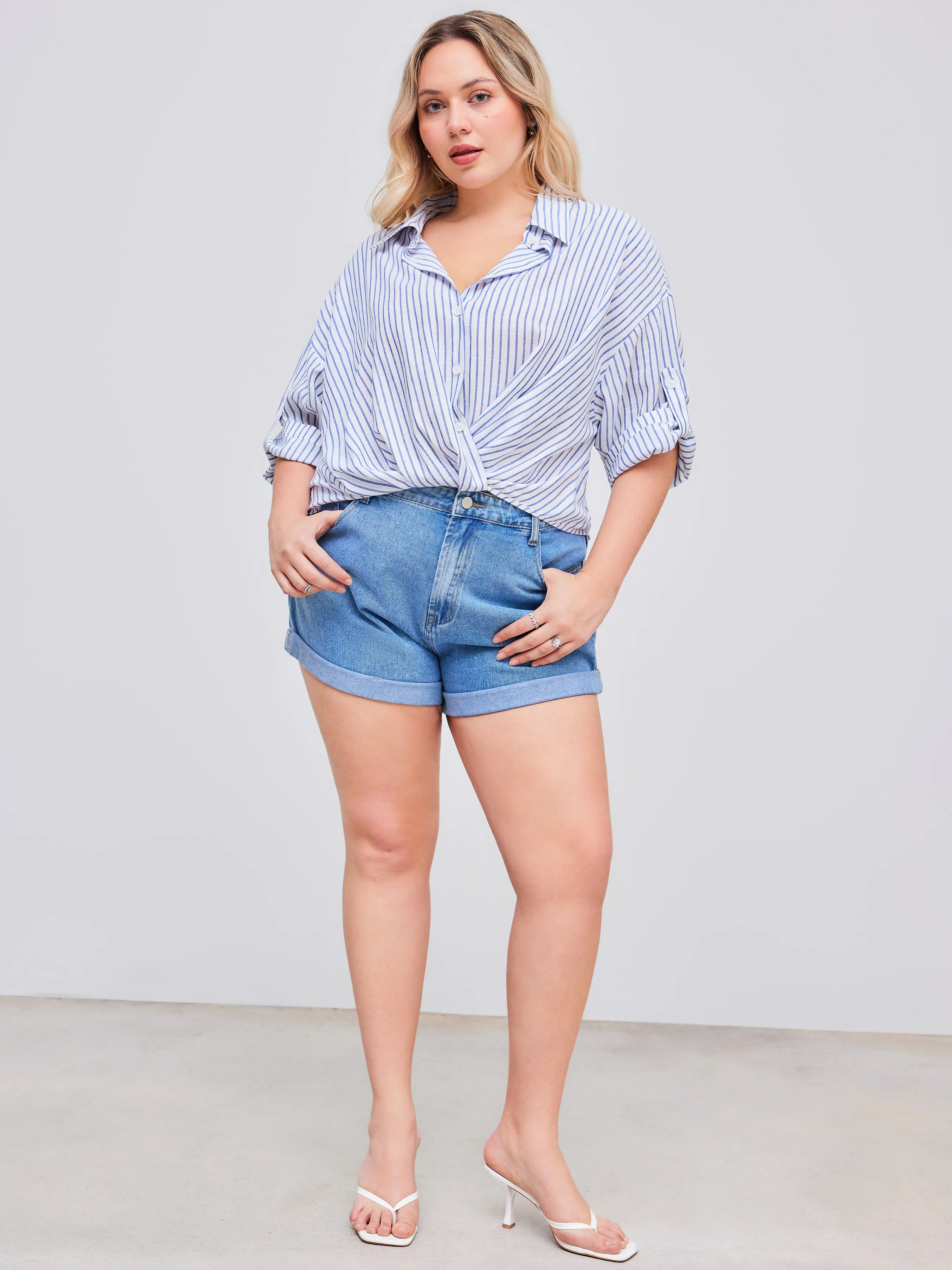 Camisa a rayas con cuello y manga media enrollable Curvy