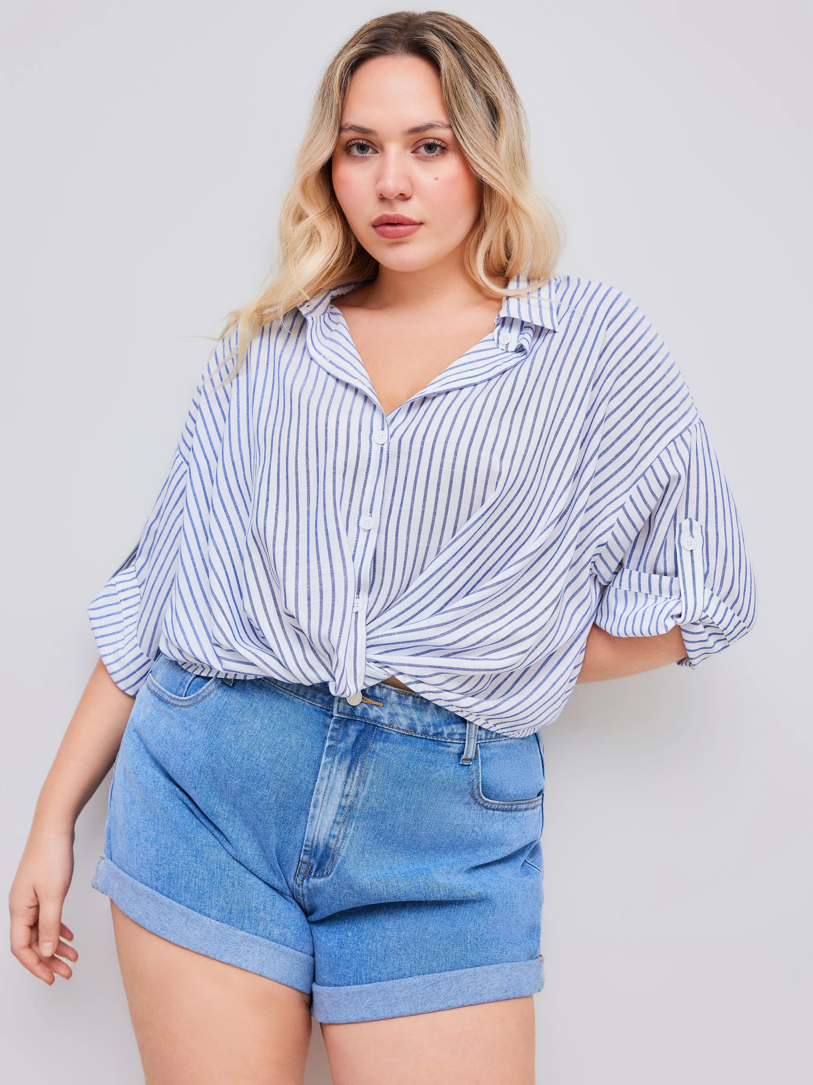 Camisa a rayas con cuello y manga media enrollable Curvy