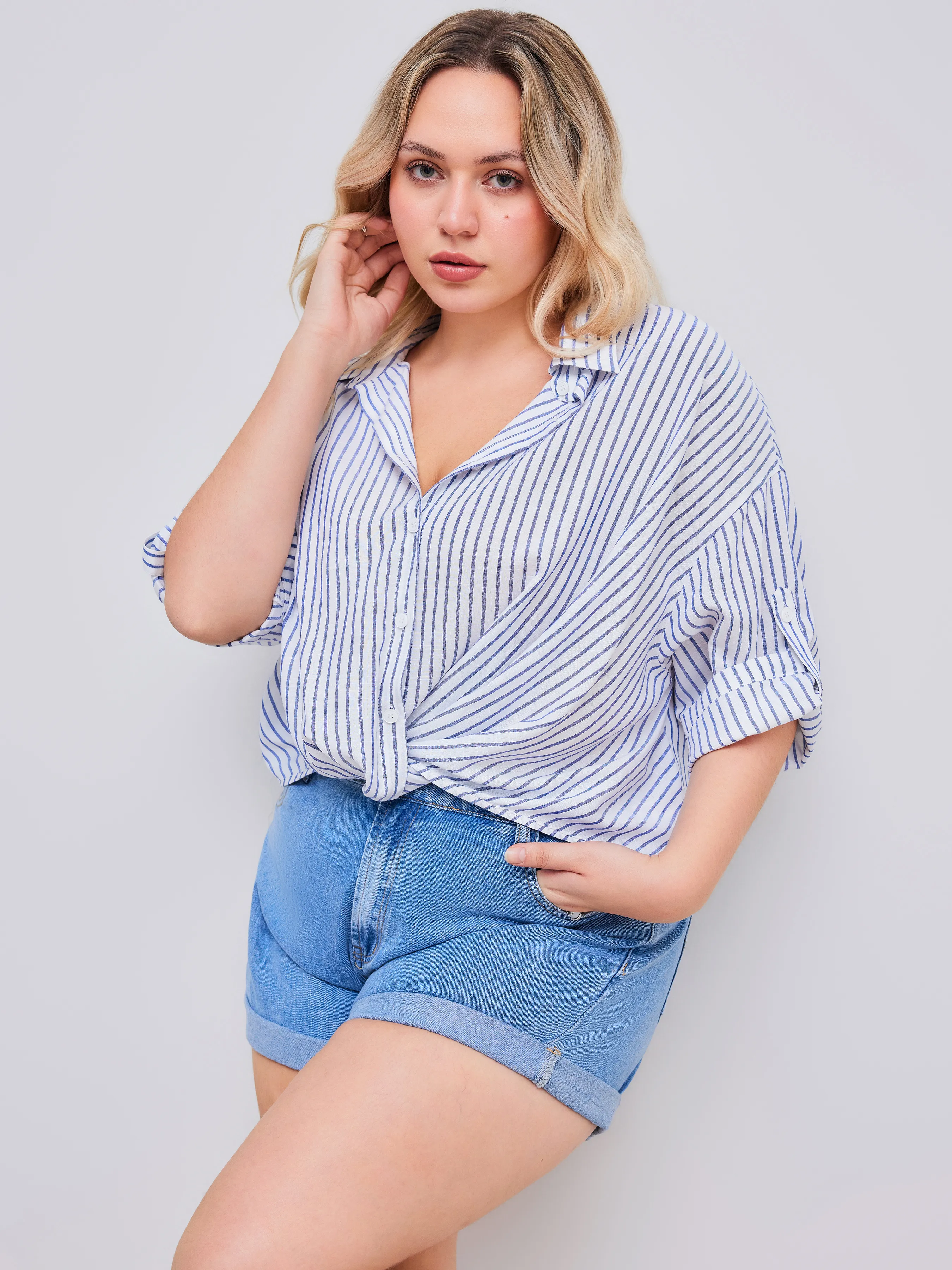 Camisa a rayas con cuello y manga media enrollable Curvy