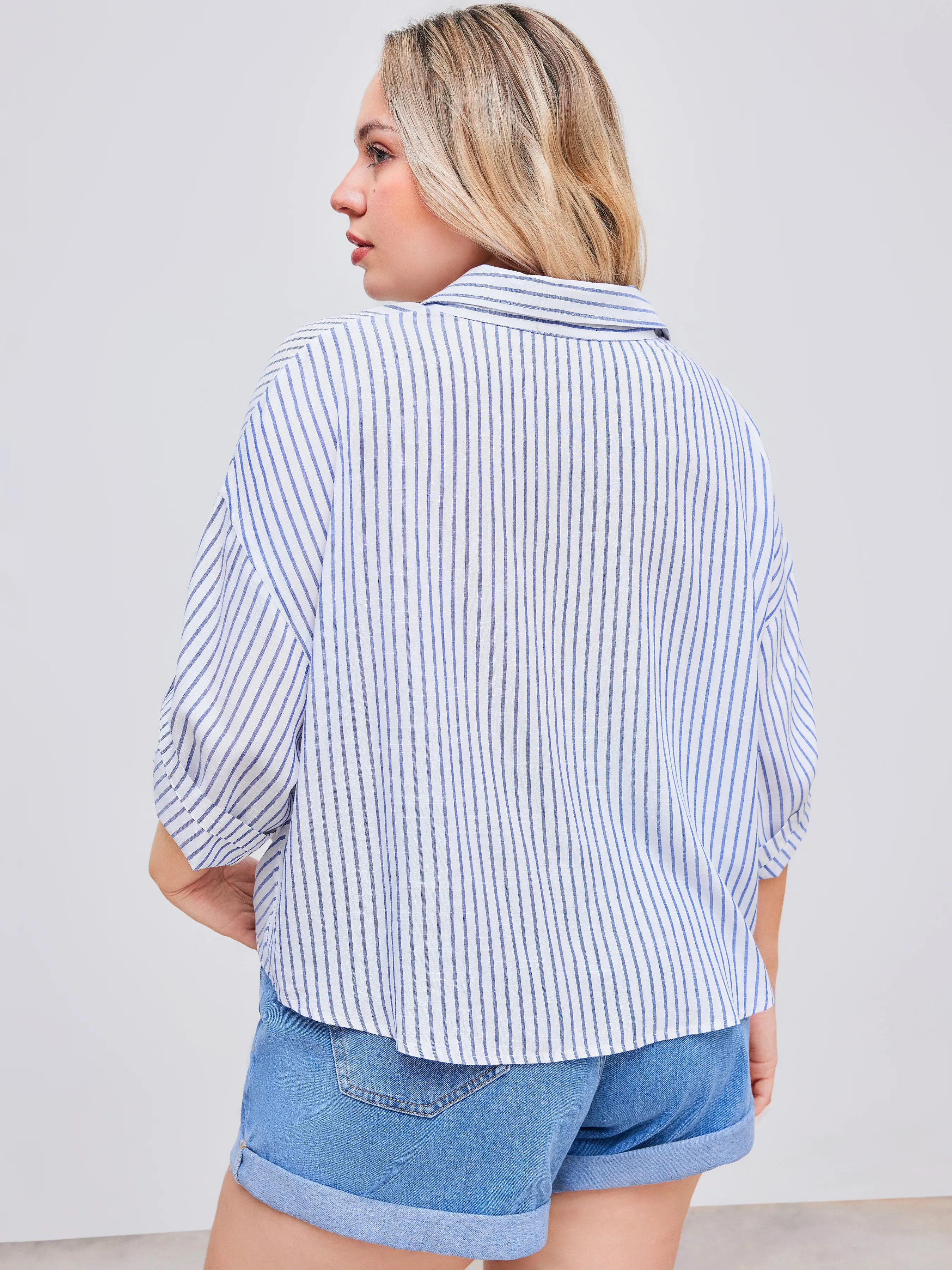 Camisa a rayas con cuello y manga media enrollable Curvy