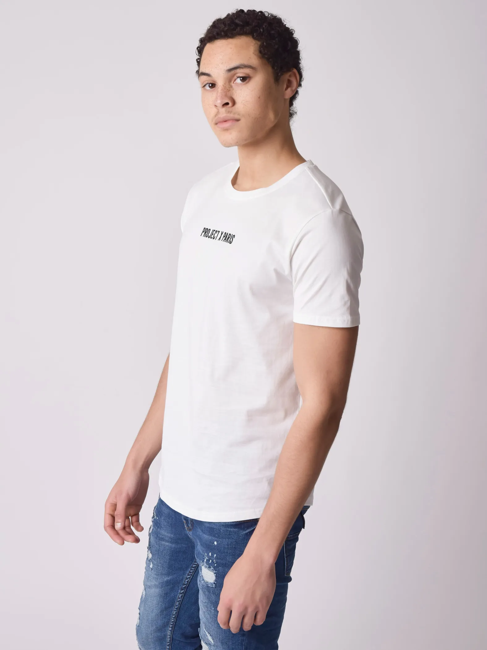 Camiseta básica con logotipo bordado