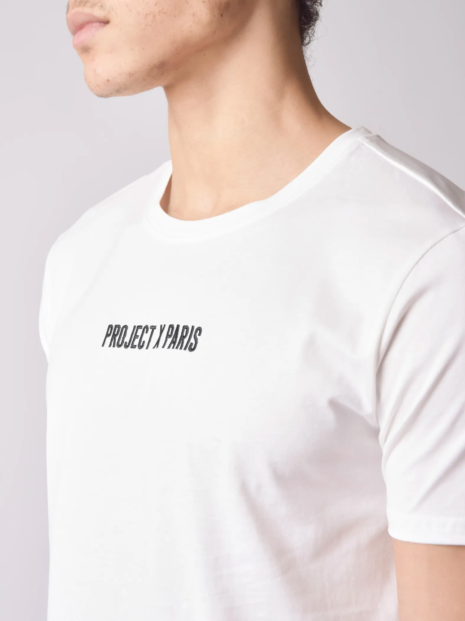 Camiseta básica con logotipo bordado