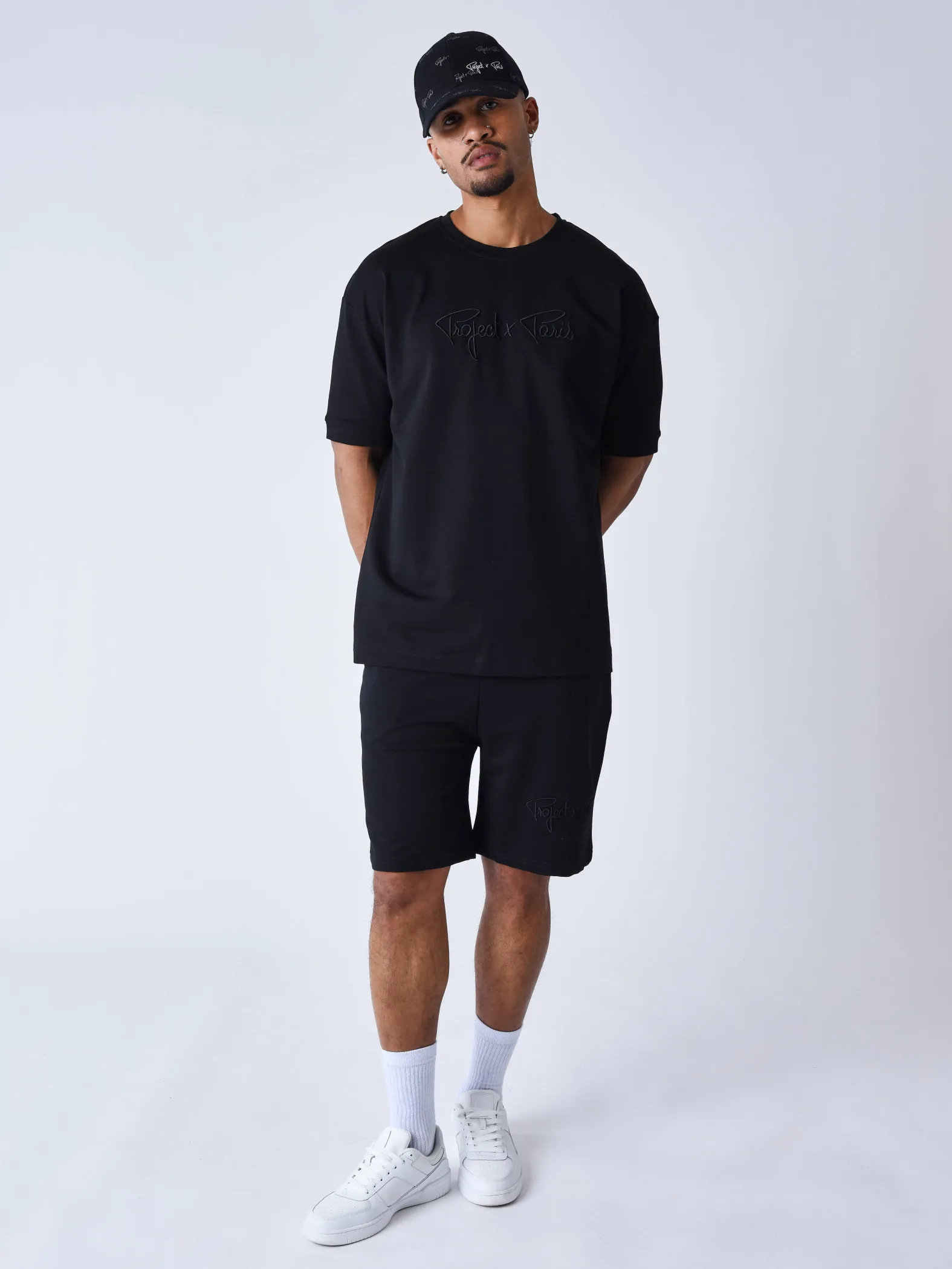 Camiseta clásica con logotipo bordado Essentials