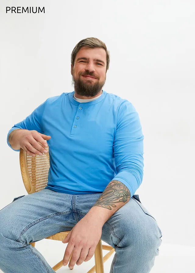 Camiseta con cuello henley azul brillante