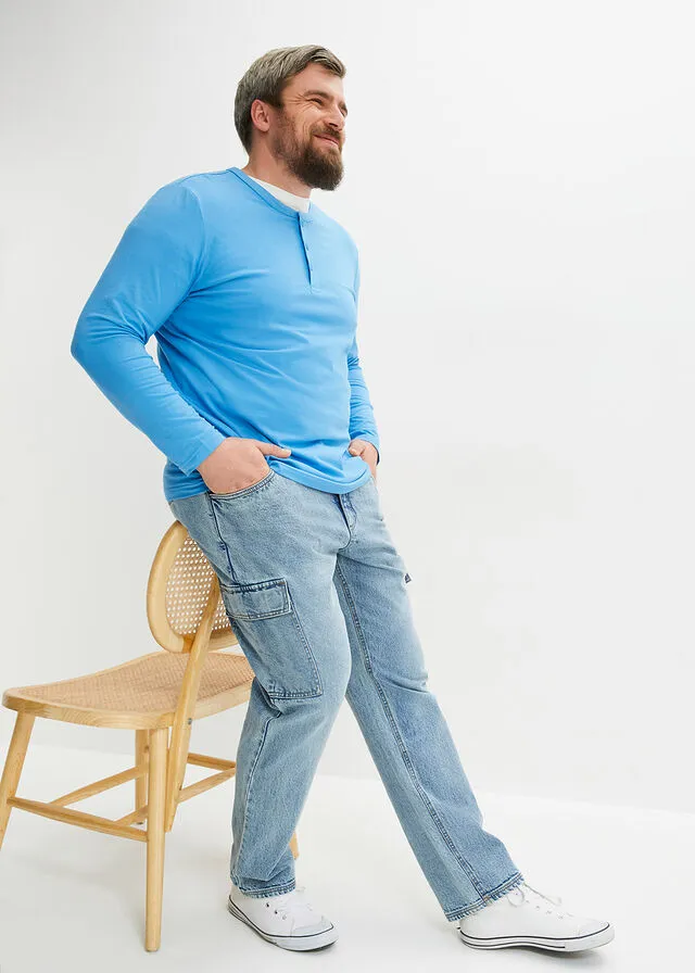 Camiseta con cuello henley azul brillante
