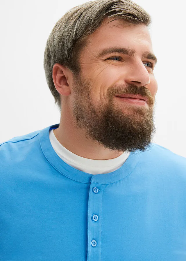 Camiseta con cuello henley azul brillante