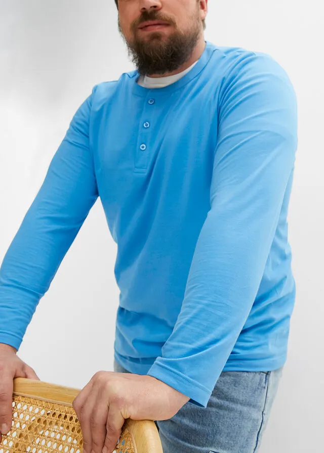 Camiseta con cuello henley azul brillante