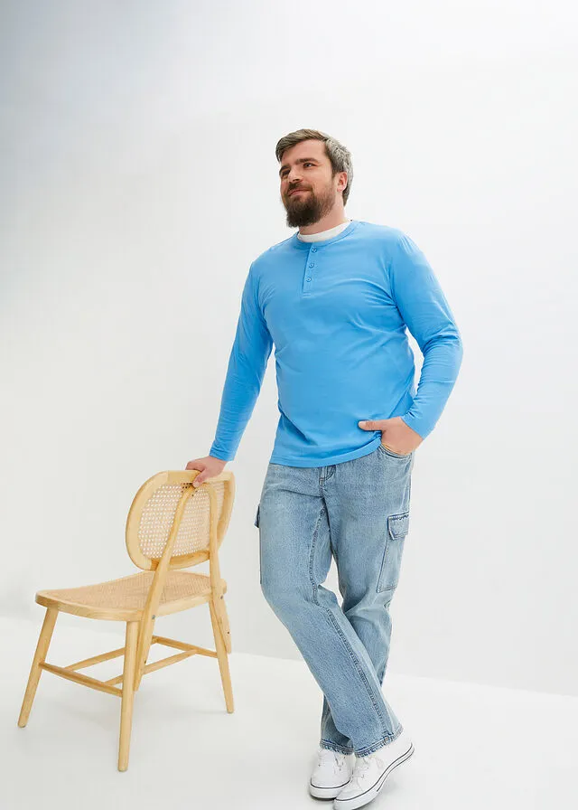 Camiseta con cuello henley azul brillante