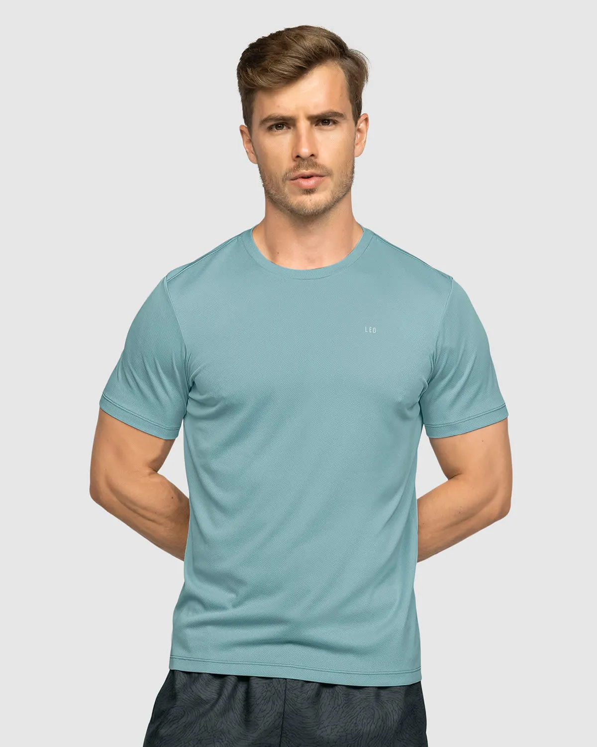 Camiseta deportiva masculina semiajustada de secado rápido