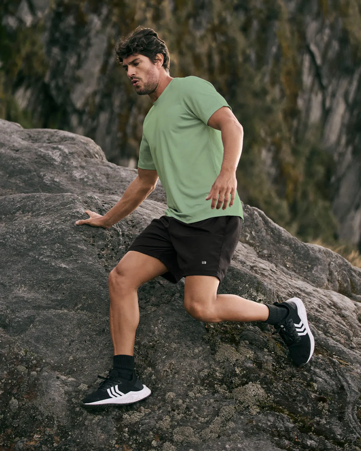 Camiseta deportiva masculina semiajustada de secado rápido