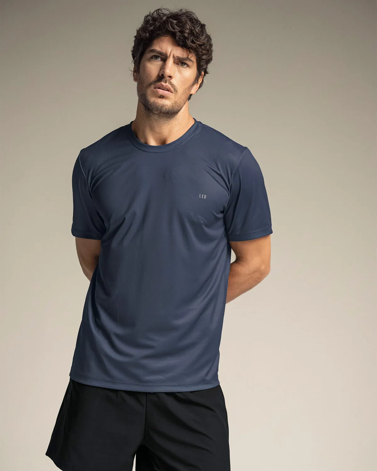 Camiseta deportiva masculina semiajustada de secado rápido
