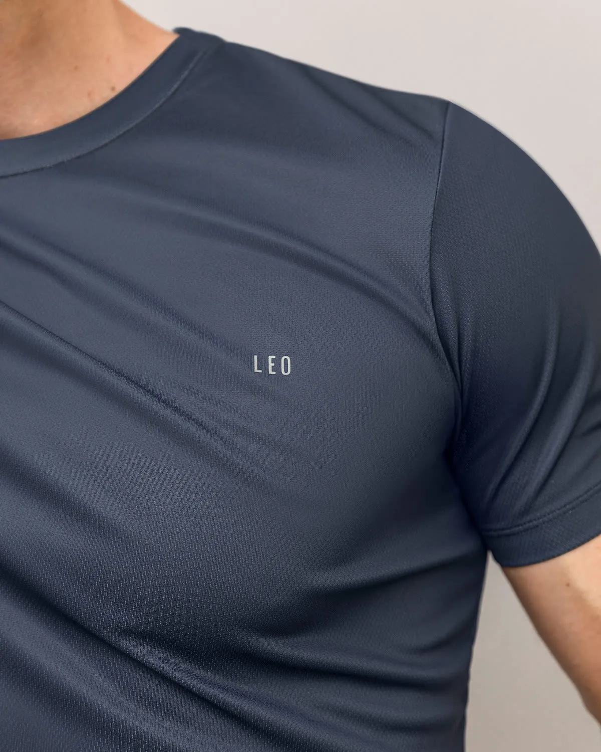 Camiseta deportiva masculina semiajustada de secado rápido
