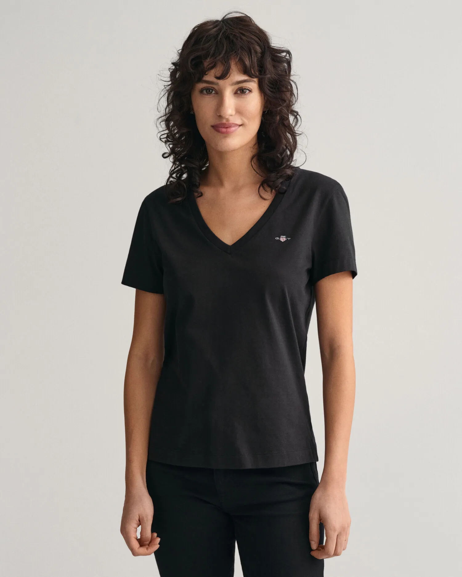 Camiseta Shield con cuello de pico