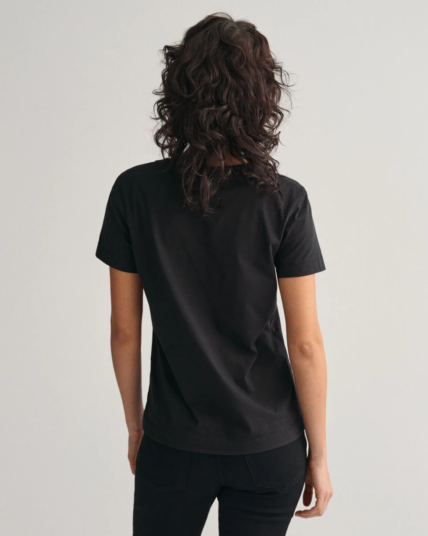 Camiseta Shield con cuello de pico