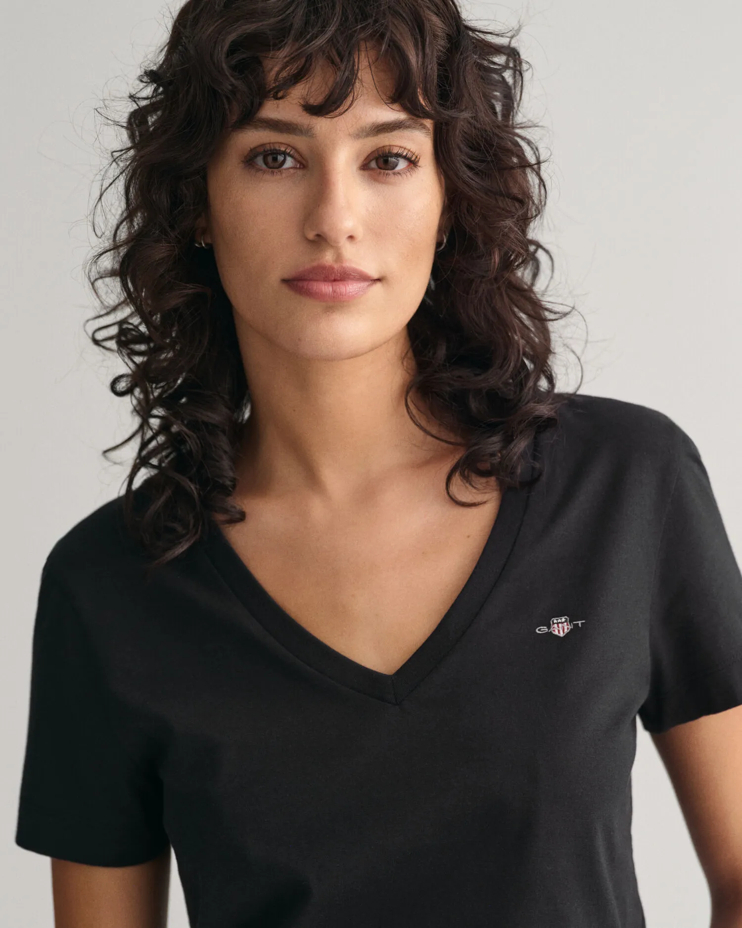 Camiseta Shield con cuello de pico