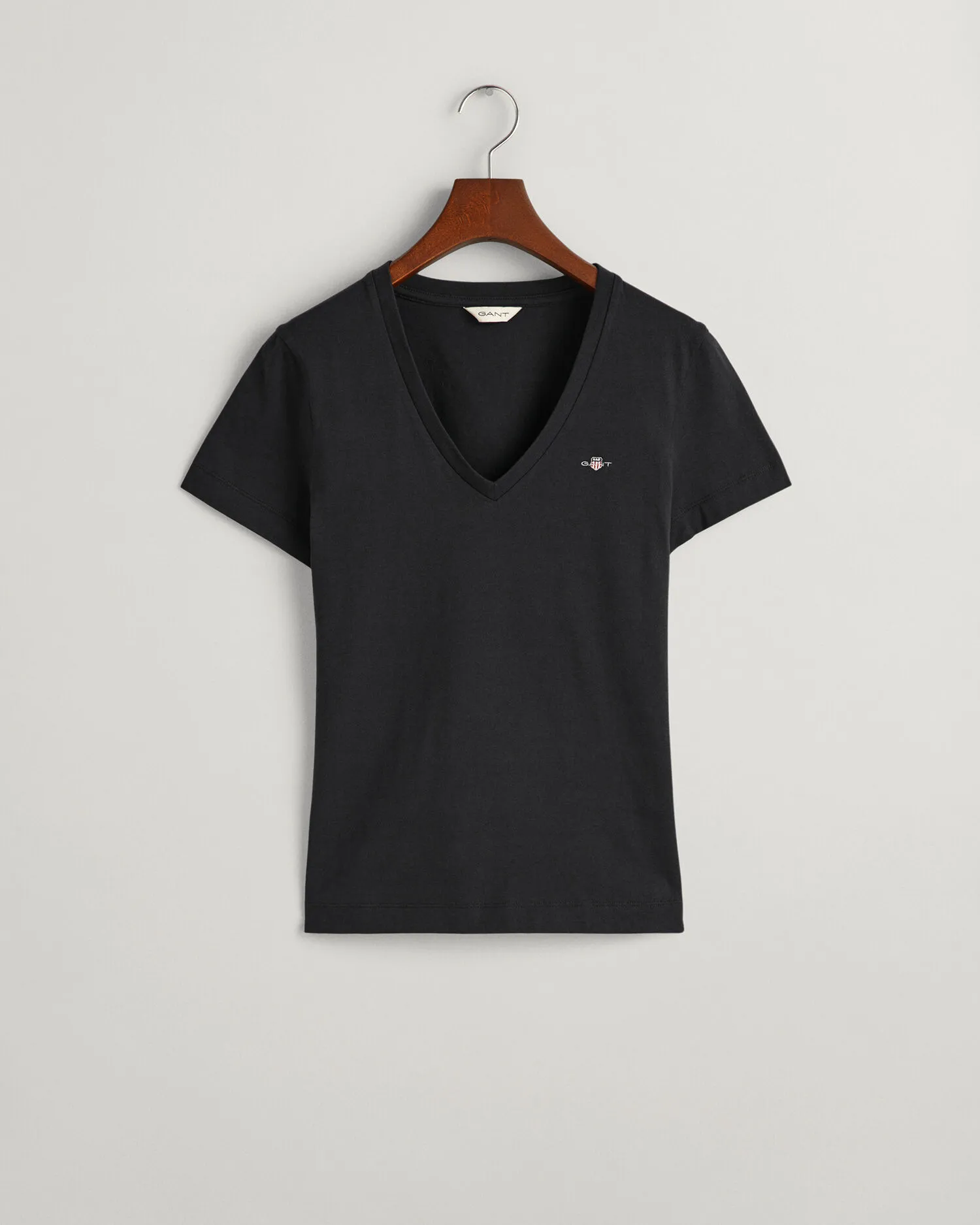 Camiseta Shield con cuello de pico
