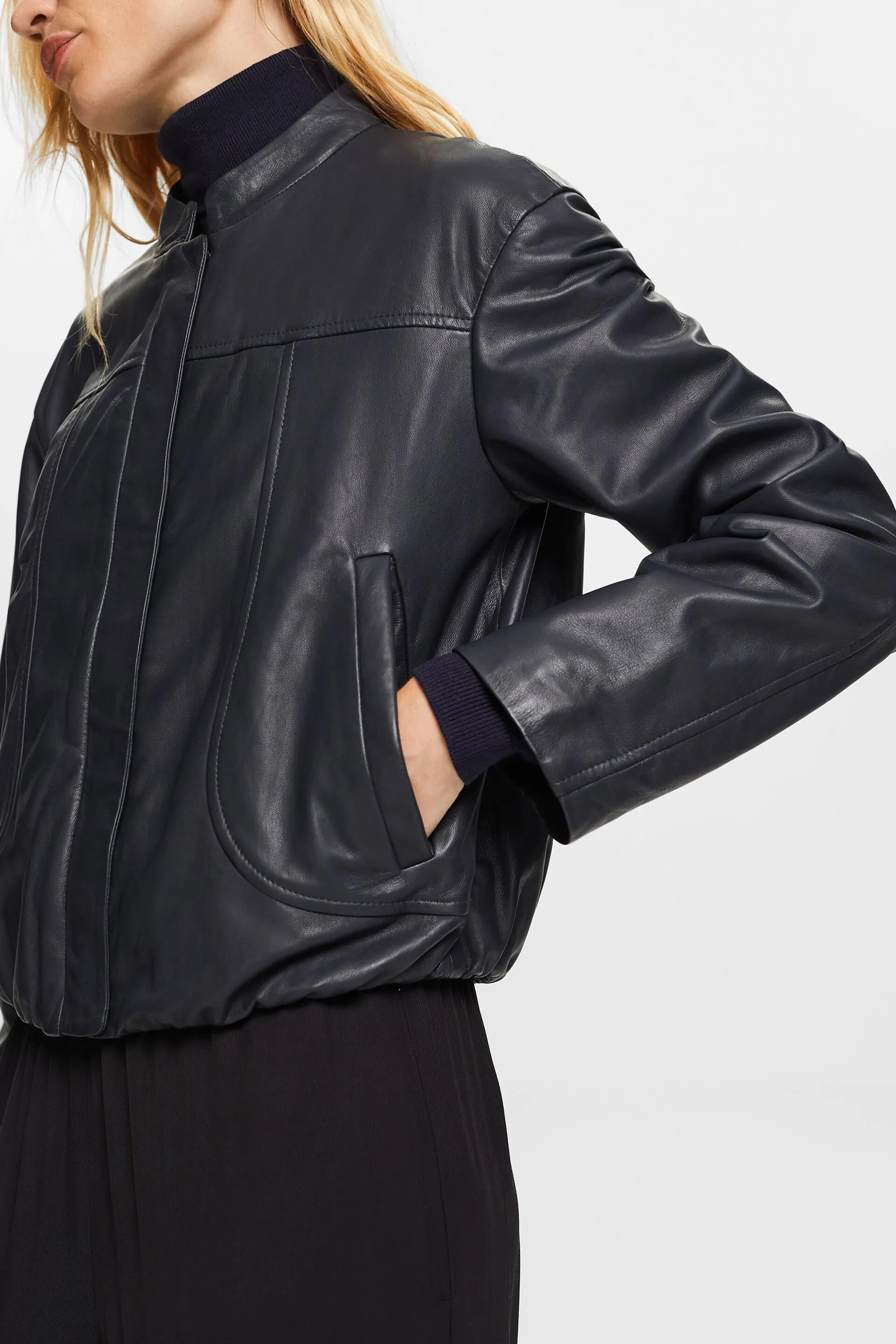 Cazadora de piel con cuello mao