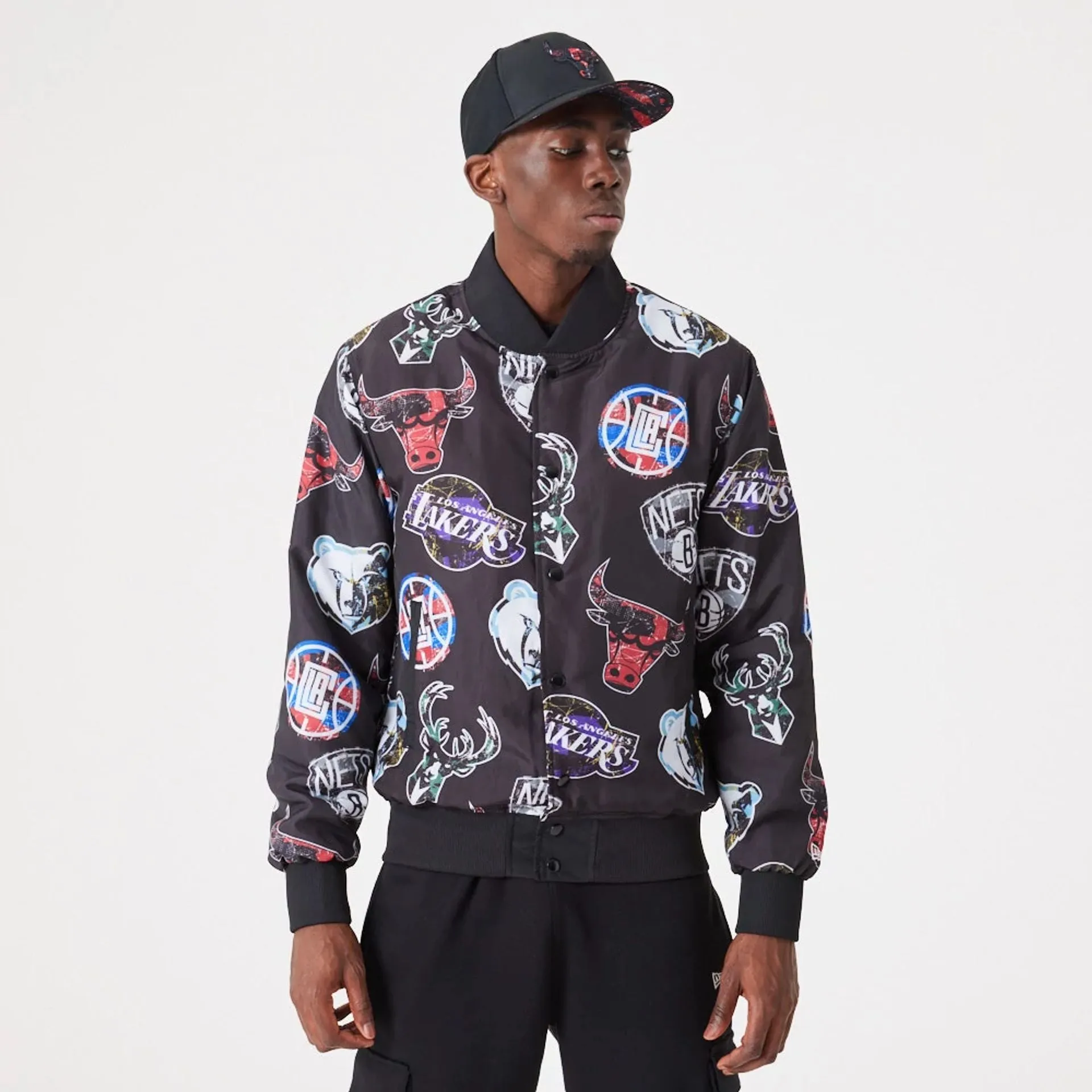 Chaqueta Bomber New Era NBA All Over Print Team Logos Negro