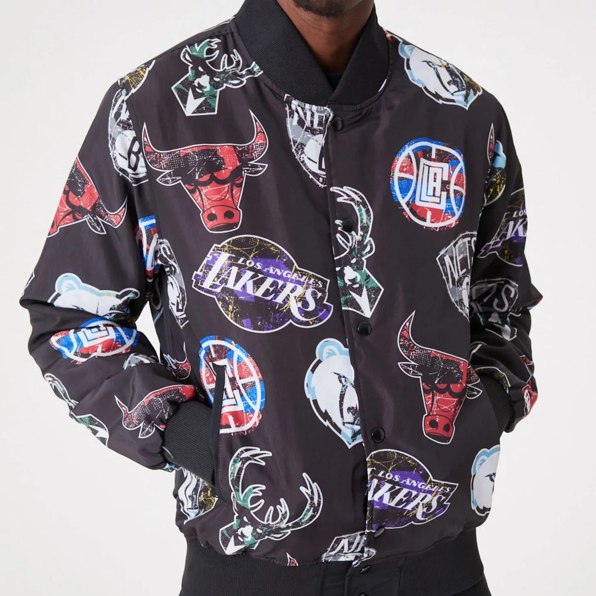Chaqueta Bomber New Era NBA All Over Print Team Logos Negro