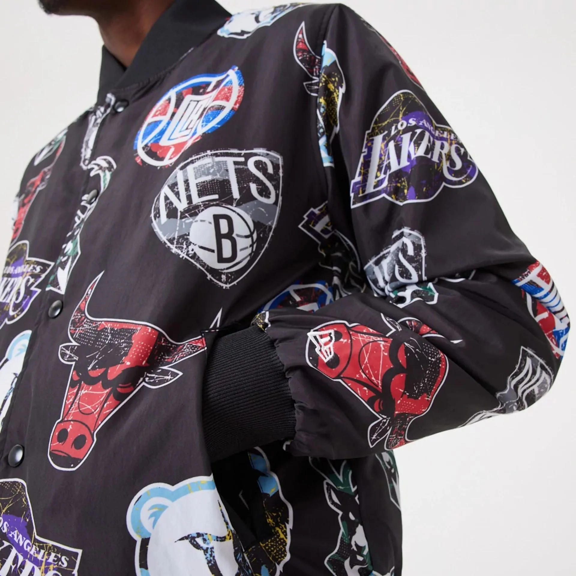 Chaqueta Bomber New Era NBA All Over Print Team Logos Negro