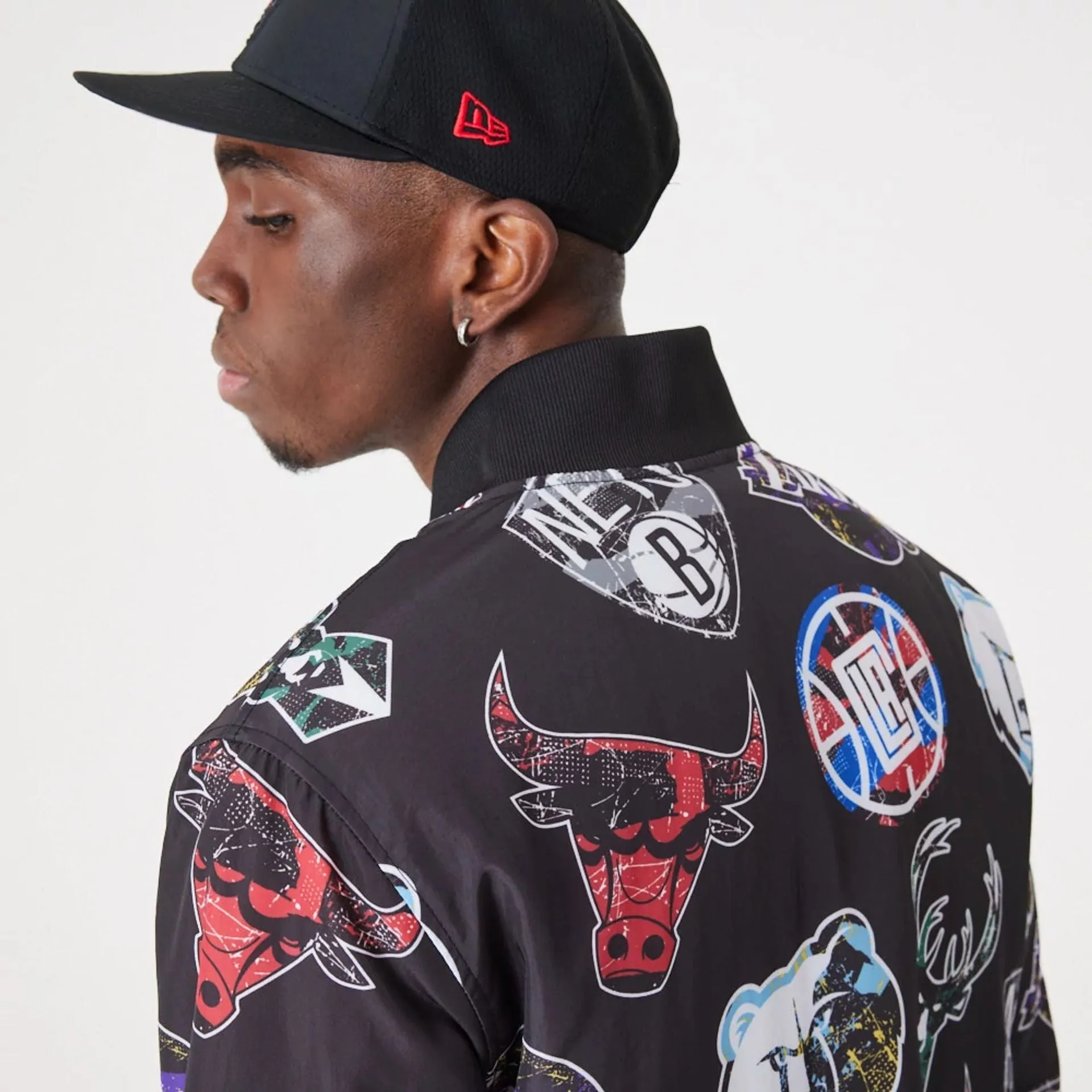 Chaqueta Bomber New Era NBA All Over Print Team Logos Negro
