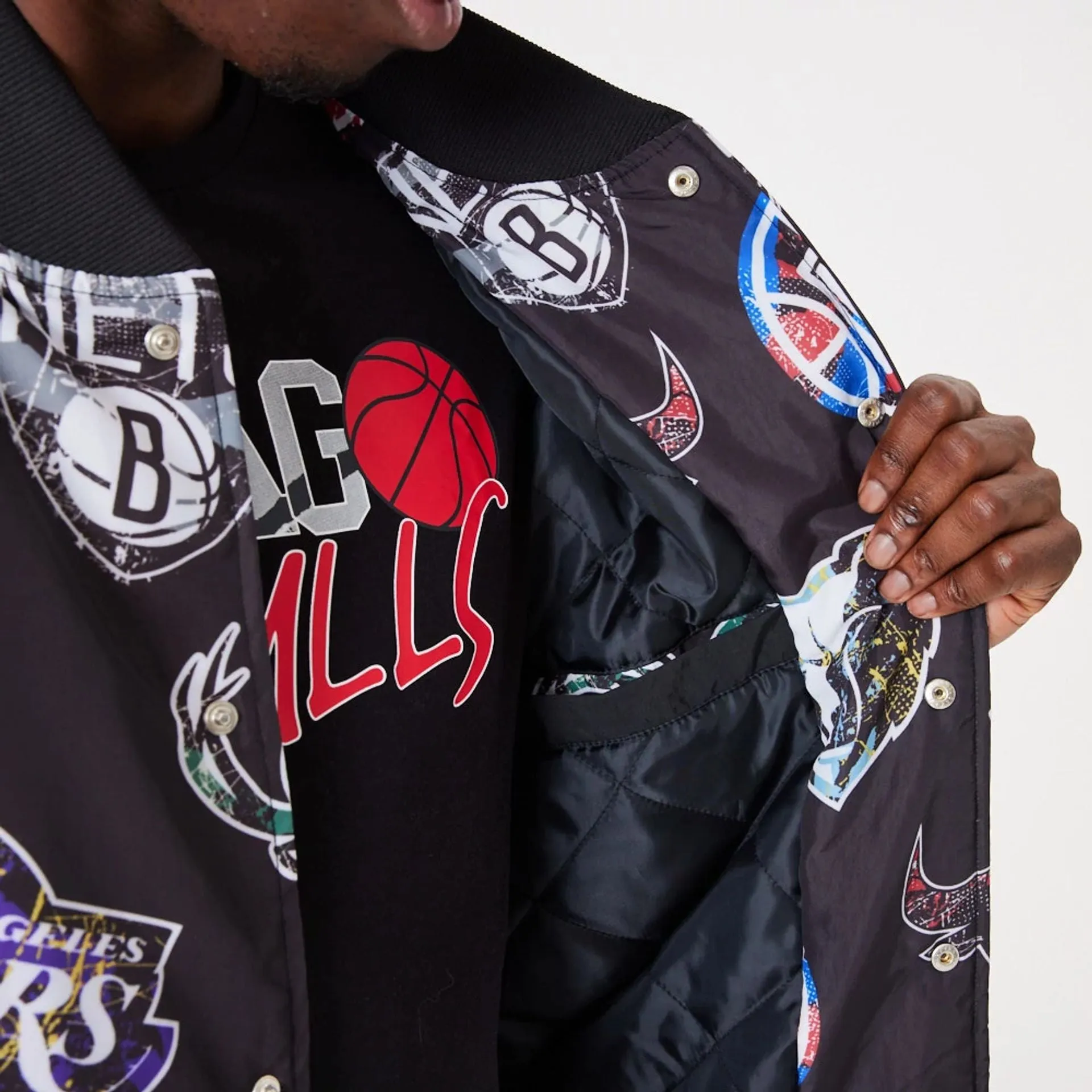 Chaqueta Bomber New Era NBA All Over Print Team Logos Negro