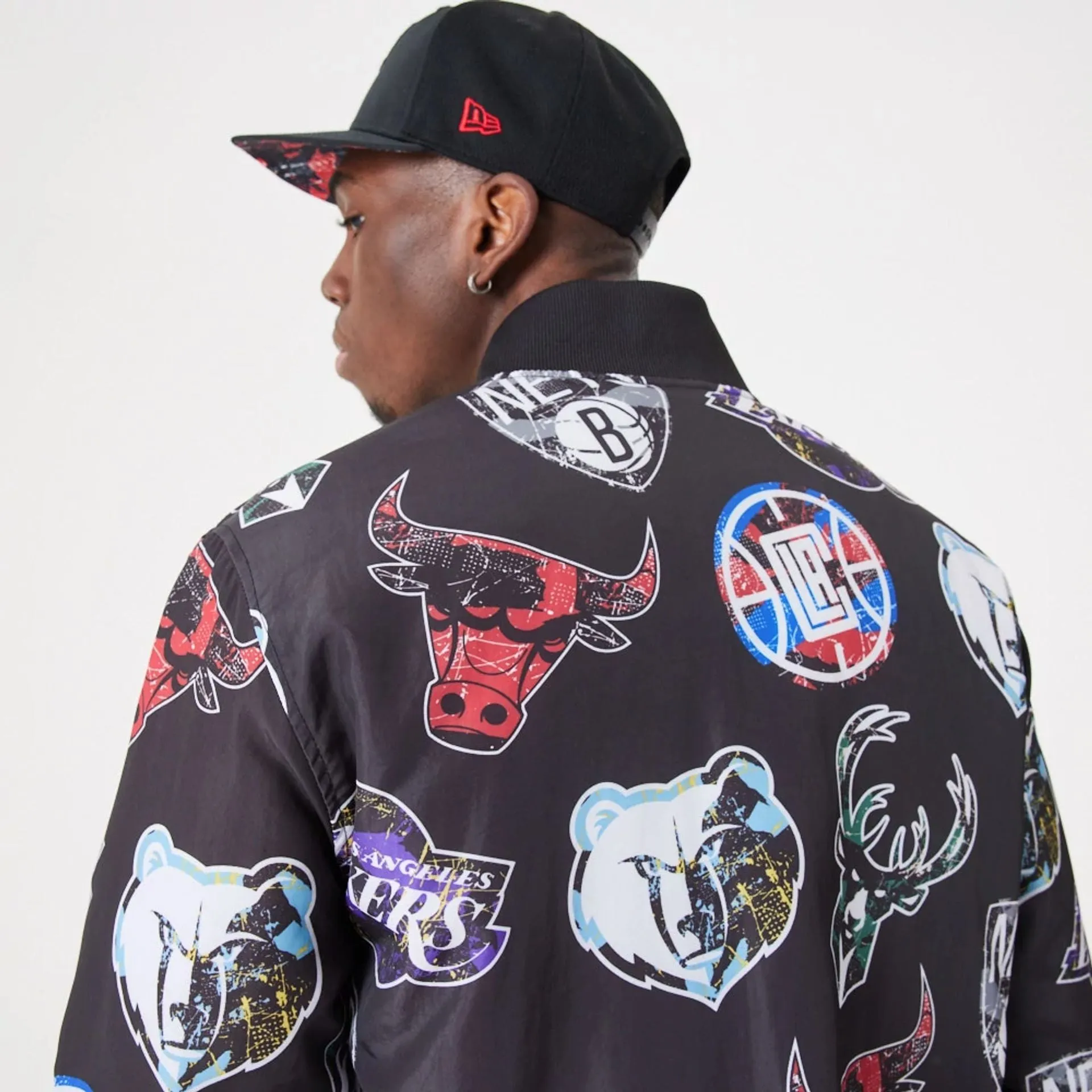 Chaqueta Bomber New Era NBA All Over Print Team Logos Negro
