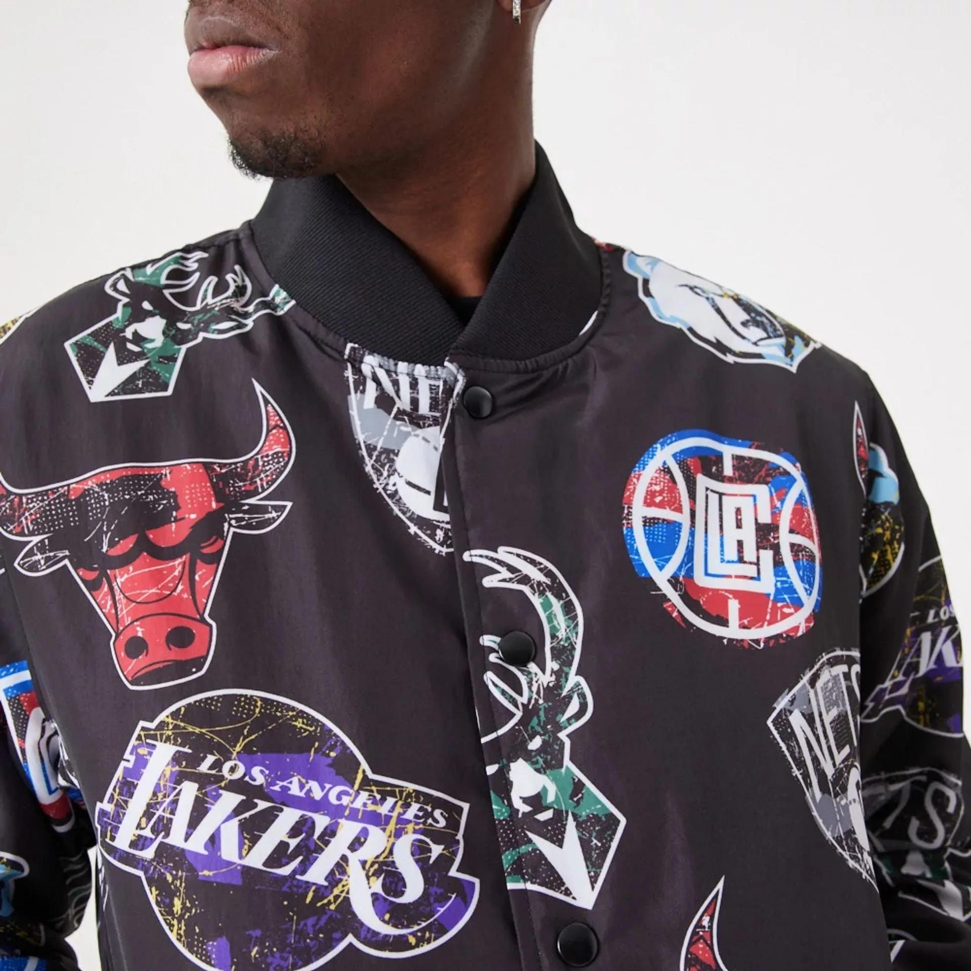 Chaqueta Bomber New Era NBA All Over Print Team Logos Negro