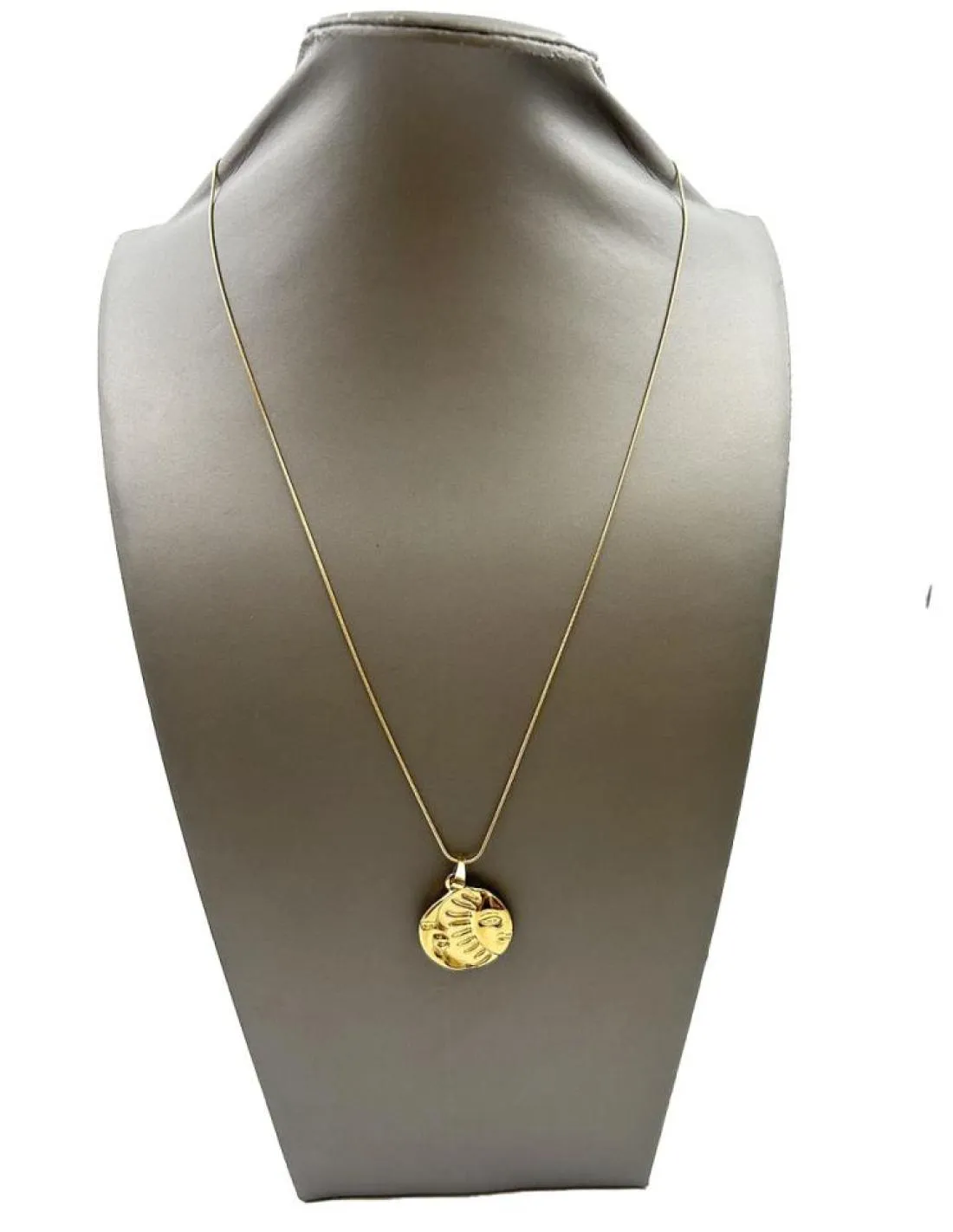 COLLARES DORADOS LARGOS CON SOL Y LUNA PARA REALZAR TU LOOK