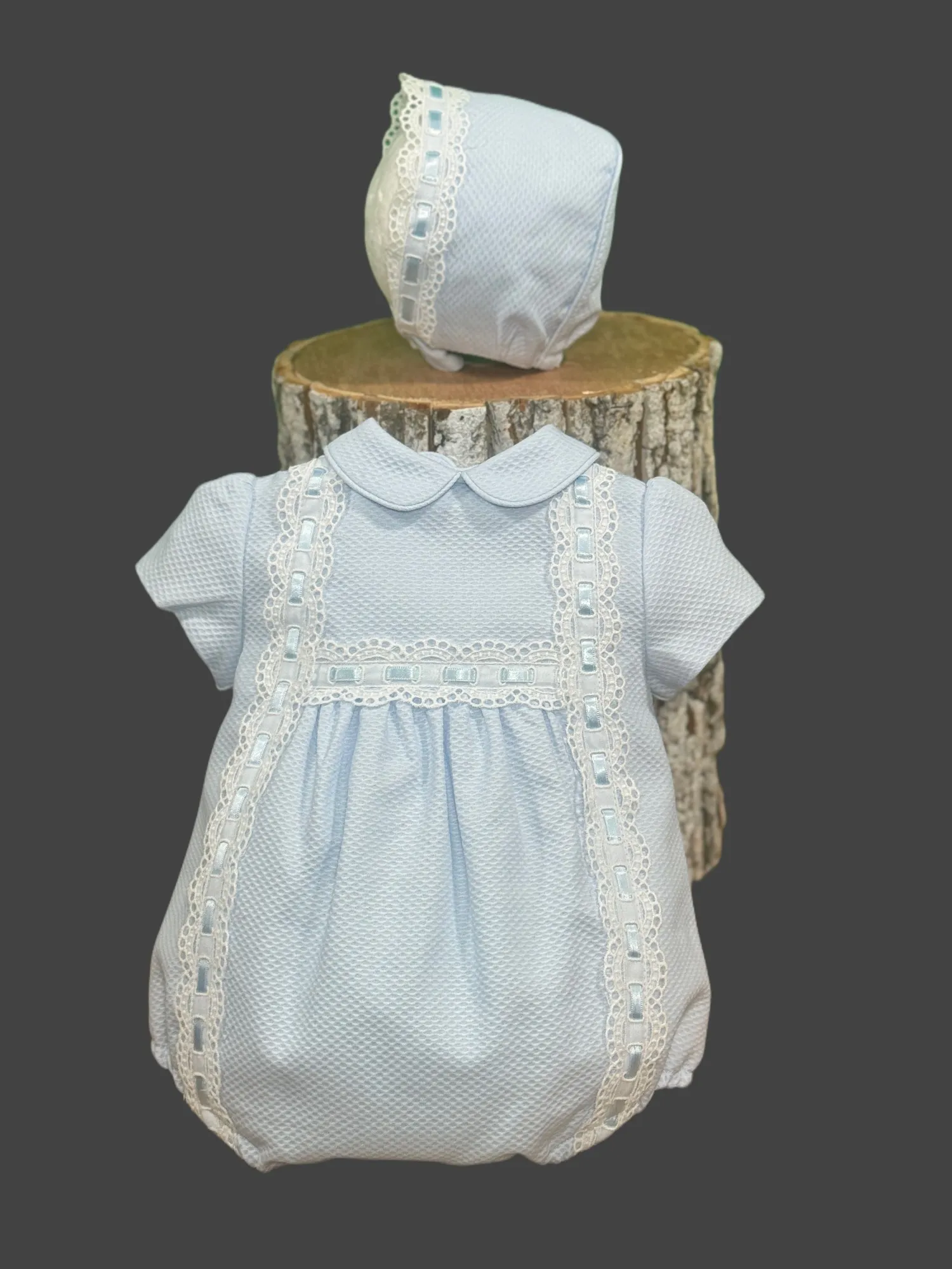 Conjunto para niño pelele y capota de piqué celeste con blanco