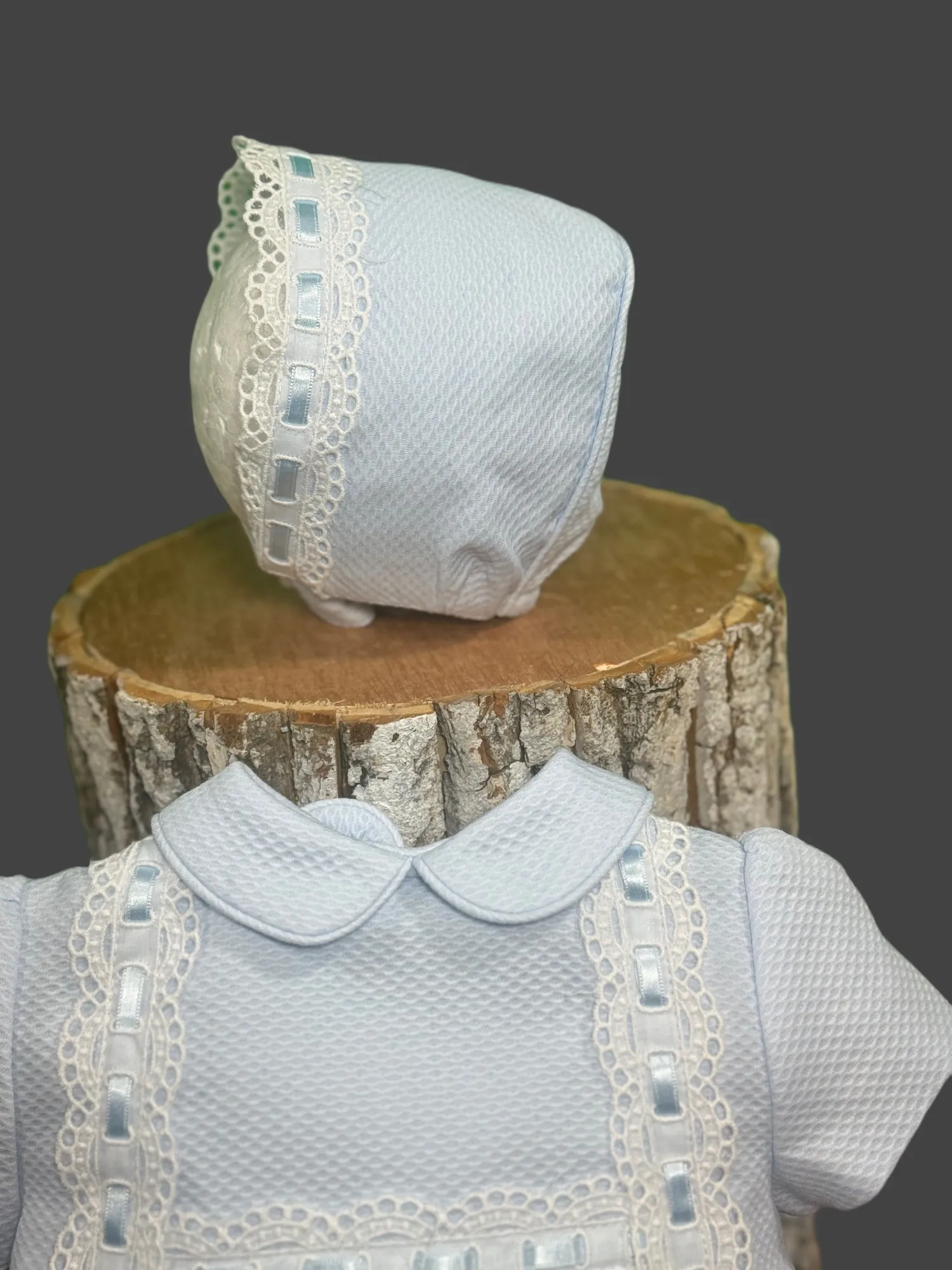 Conjunto para niño pelele y capota de piqué celeste con blanco