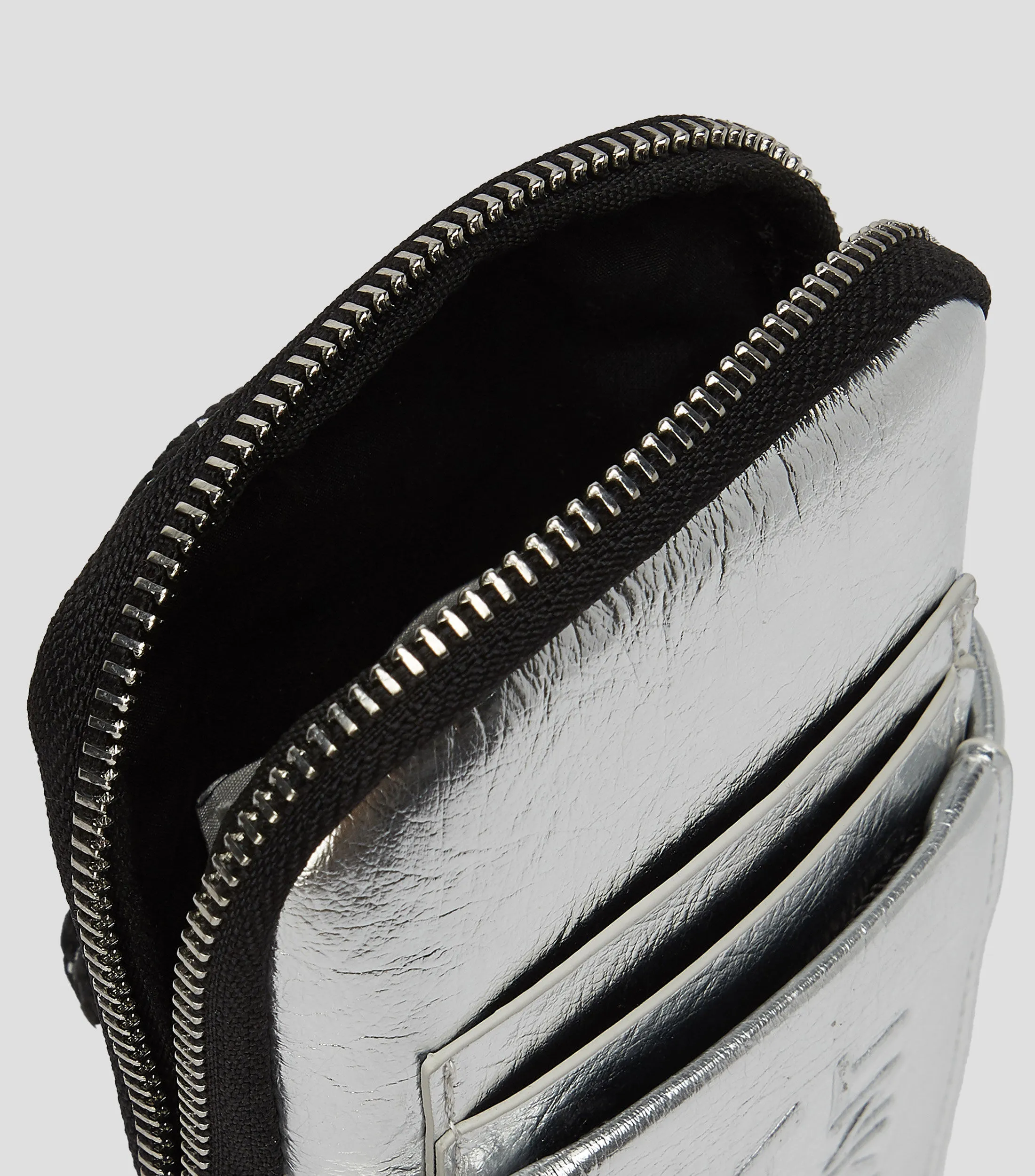 D374_Lola Casademunt Bolso crossbody corrugado Mujer