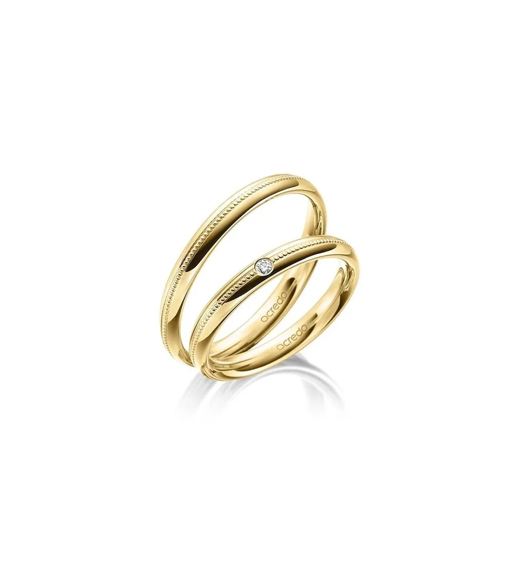 Finas alianzas de boda en oro amarillo con un diamante y acabado especial
