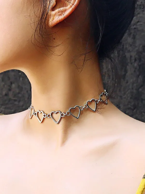 Gargantilla con colgante de corazón ahuecado
