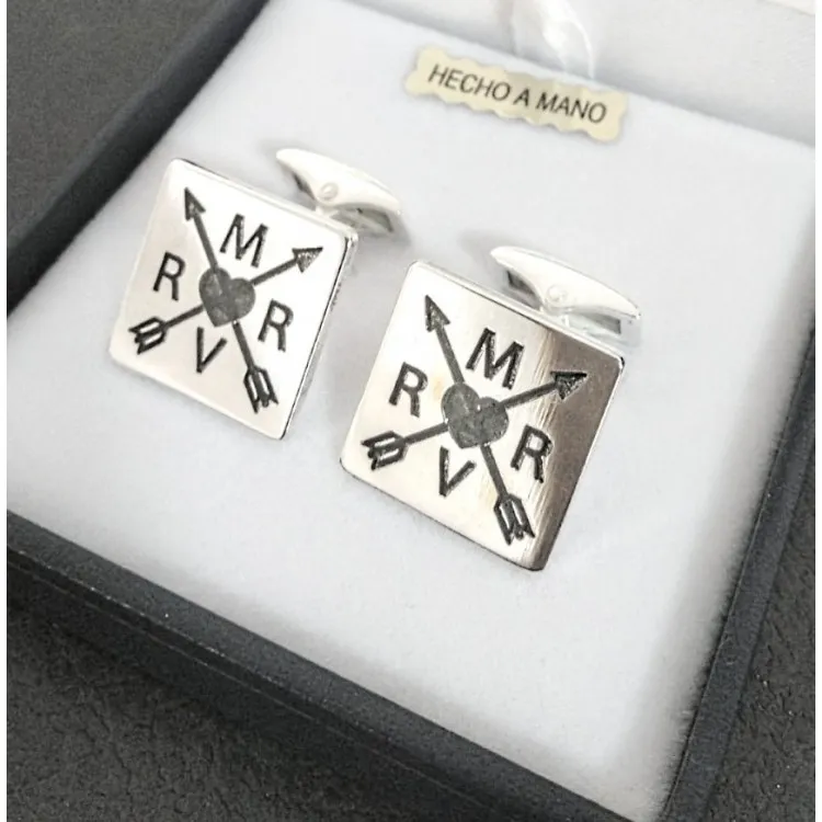Gemelos para bodas con iniciales y fecha en plata de ley