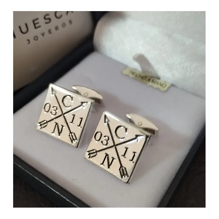 Gemelos para bodas con iniciales y fecha en plata de ley